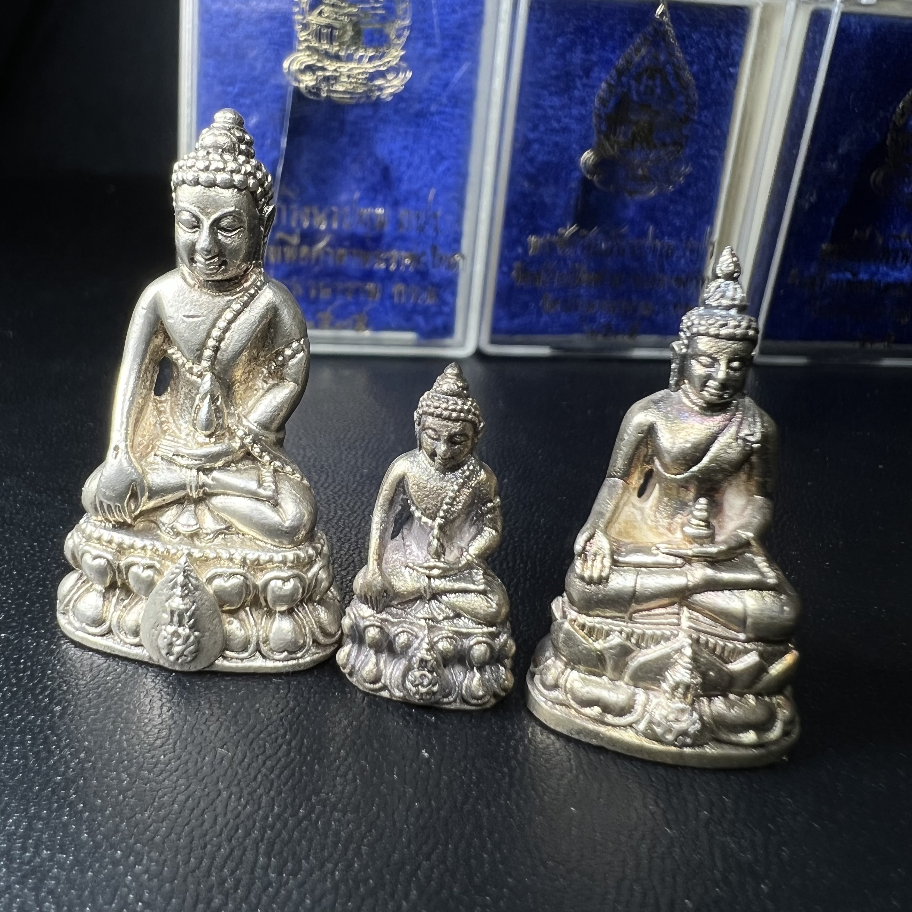 พระกริ่งนวปทุม ภปร.-พระชัยวัฒน์นวปทุม ภปร.-พระกริ่งไพรีพินาศ ภปร. รุ่นแรก วัดปทุมวนาราม ครบชุดเนื้อเงิน ปี2535(ในหลวงรัชกาลที่9เสด็จเททอง)(1ใน3000องค์)หายาก***เก็บทีเดียวครบชุดไปเลยรุ่นนี้ แนะนำ....ตอนนี้หายากแล้ว***