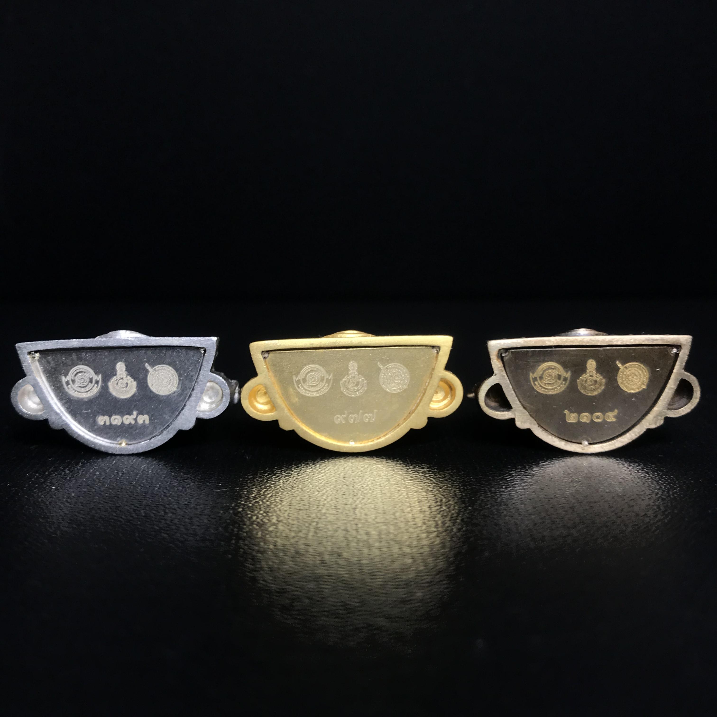 พระพุทธชินราช(จำลอง) ภปร. 84 พรรษา พิมพ์กลางขนาดหน้าตัก 1/2 นิ้ว(ครบชุด3องค์ เนื้อทองคำ+เนื้อเงินชุบทองคำขาว+เนื้อบรอนซ์รมดำซาติน)(พระราชทานมวลสาร จิตรลดาและเส้นพระเจ้า(เส้นผม)รัชกาลที่9)