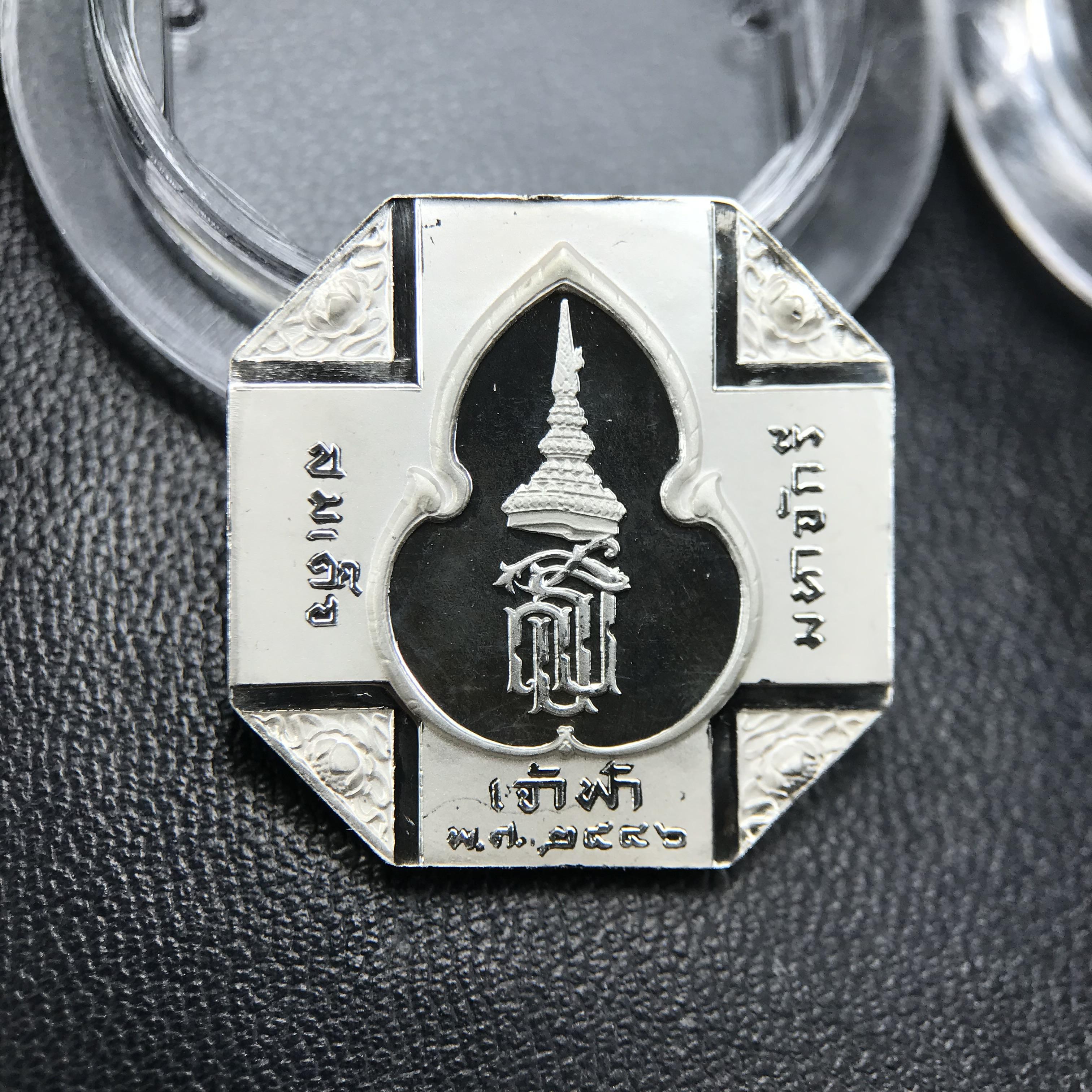 เหรียญหลวงพ่อทวด รุ่นสมเด็จเจ้าฟ้ามหาจักรี 48พรรษา โดยสภากาชาดไทย ปี2546 ชุดเหรียญเนื้อเงิน4ขนาด(ครบชุดพร้อมตลับบรรจุเดิม)พุทธาภิเษก ณ วัดช้างให้ จังหวัดปัตตานี