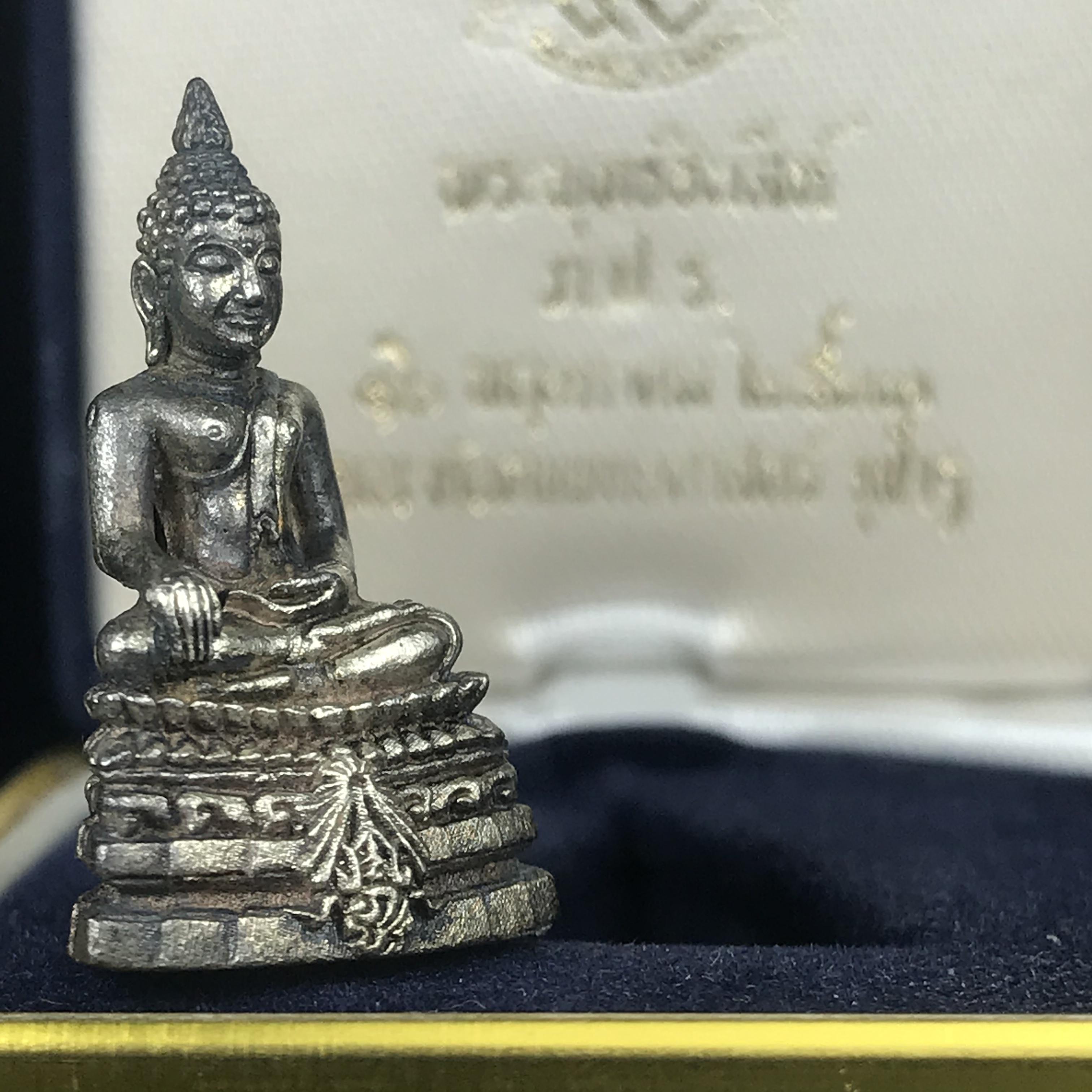 พระกริ่งพระพุทธชินสีห์ ภปร ทันโตเสฏโฐ ปี 2533 เนื้อเงิน (วัตถุมงคลหนึ่งเดียวที่บรรจุพระทนต์(ฟัน)ในหลวงรัชกาลที่9 พระราชทานให้จัดสร้าง)(1ใน1999องค์)