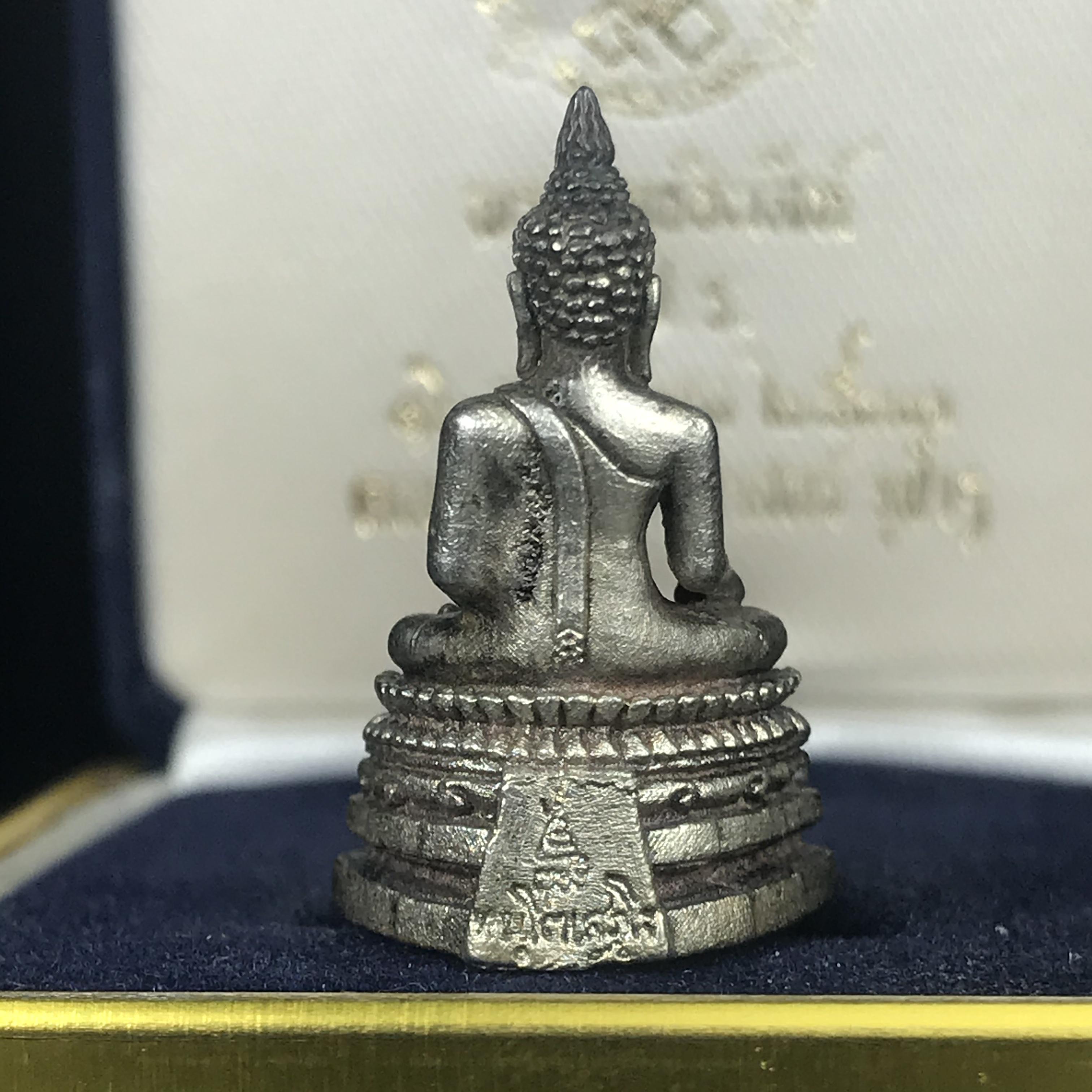 พระกริ่งพระพุทธชินสีห์ ภปร ทันโตเสฏโฐ ปี 2533 เนื้อเงิน (วัตถุมงคลหนึ่งเดียวที่บรรจุพระทนต์(ฟัน)ในหลวงรัชกาลที่9 พระราชทานให้จัดสร้าง)(1ใน1999องค์)