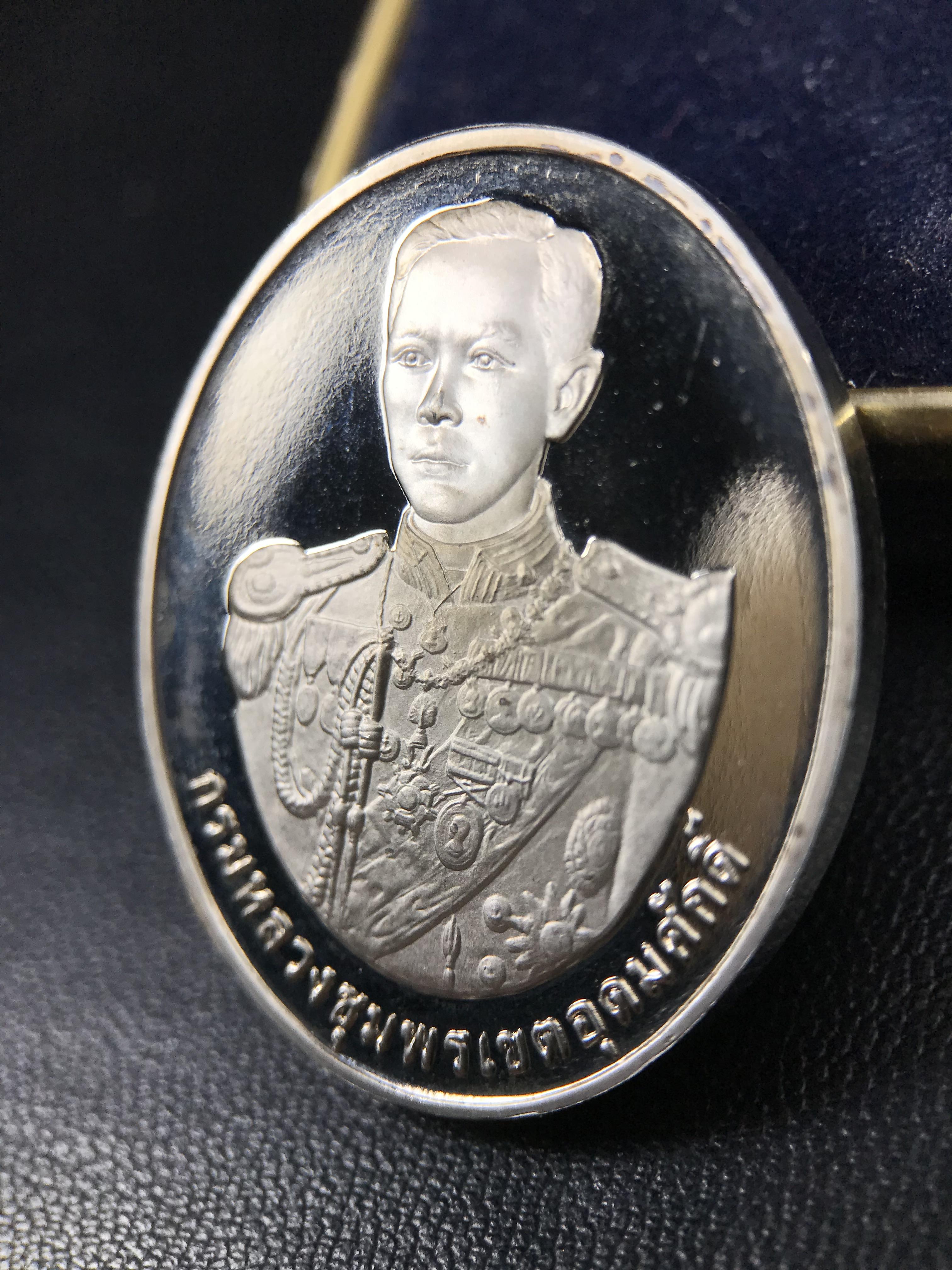 เหรียญหลวงพ่อเงิน – กรมหลวงชุมพรฯ วัดบางคลาน เหรียญไข่สองหน้า เนื้อเงิน 99.99% ขัดเงา ขนาดสูง 3.1 ซม. ประกอบพิธีมหาพุทธาภิเษก ณ อุโบสวัดหิรัญญาราม(วังตะโก) บางคลาน จ.พิจิตร เมื่อวันอังคารที่ 3 มี.ค.2541( เหรียญออกโดยโรงงานกษาปณ์ เพิร์ธ ประเทศออสเตรเลีย )