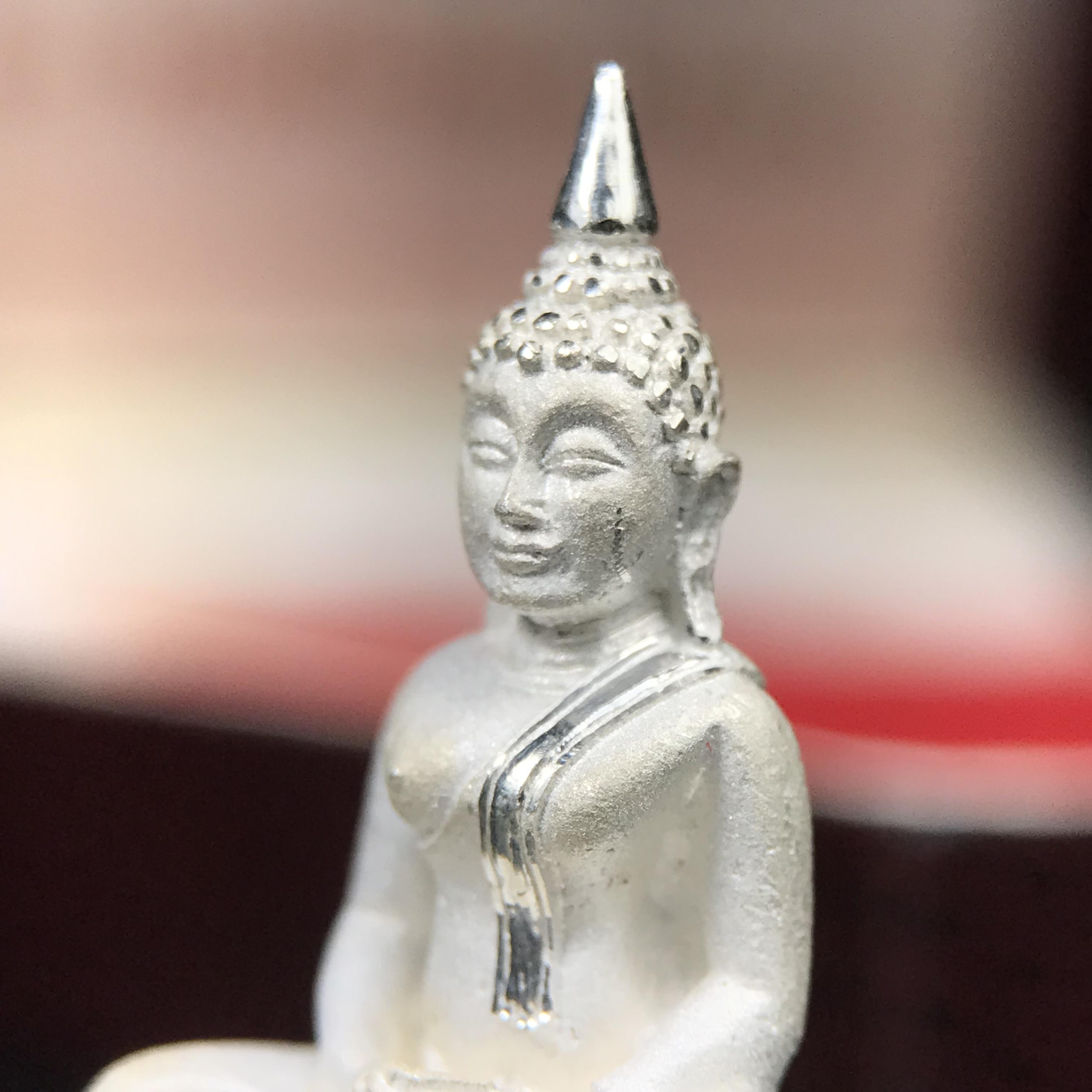 พระพุทธโสธร(หลวงพ่อโสธร) รุ่นสร้างอุโบสถ ปี2539 เนื้อเงินทรายนวลขัดเงาบางส่วน ลอยองค์พิมพ์ใหญ่ สภาพสวยกล่องบรรจุเดิมครบสมบูรณ์(งานแพรนด้า จิวเวลรี่)สวยงดงาม