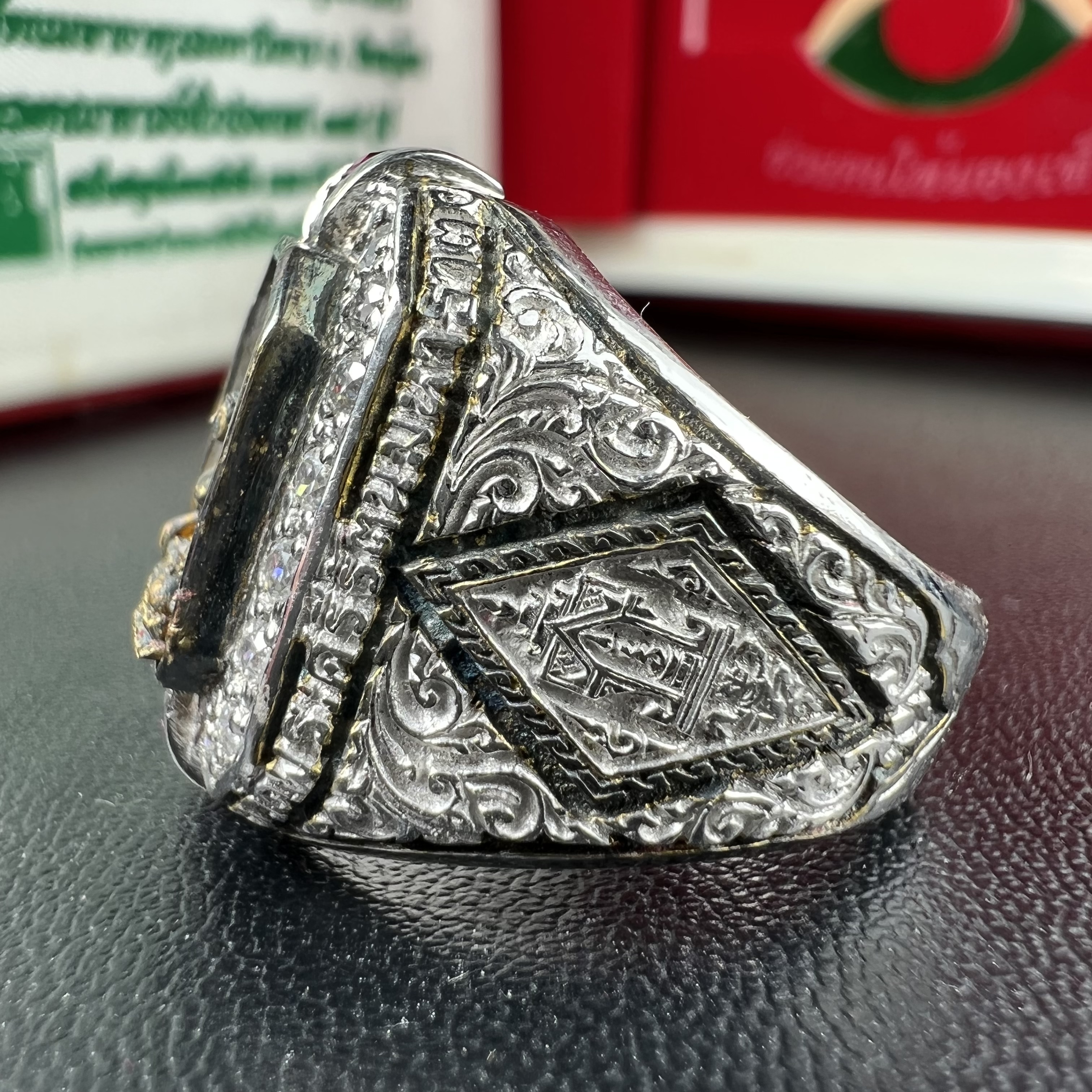 แหวนพระพุทธชินราช ภปร. ในวโรกาสเฉลิมพระชนมายุ6รอบ 5ธันวาคม2542 มูลนิธิพิทักษ์ดวงตาประชาชน จัดสร้าง แหวนเนื้อเงินเคลือบทองคำบริสุทธิ์ประดับเพชร CZ เกรดนอก ตอกโค๊ตและหมายเลข 504(ผลรวมได้ 9 เลขมหามงคลเจริญก้าวหน้าในทุกด้าน) พร้อมกล่องบรรจุเดิมครบ(หายาก)