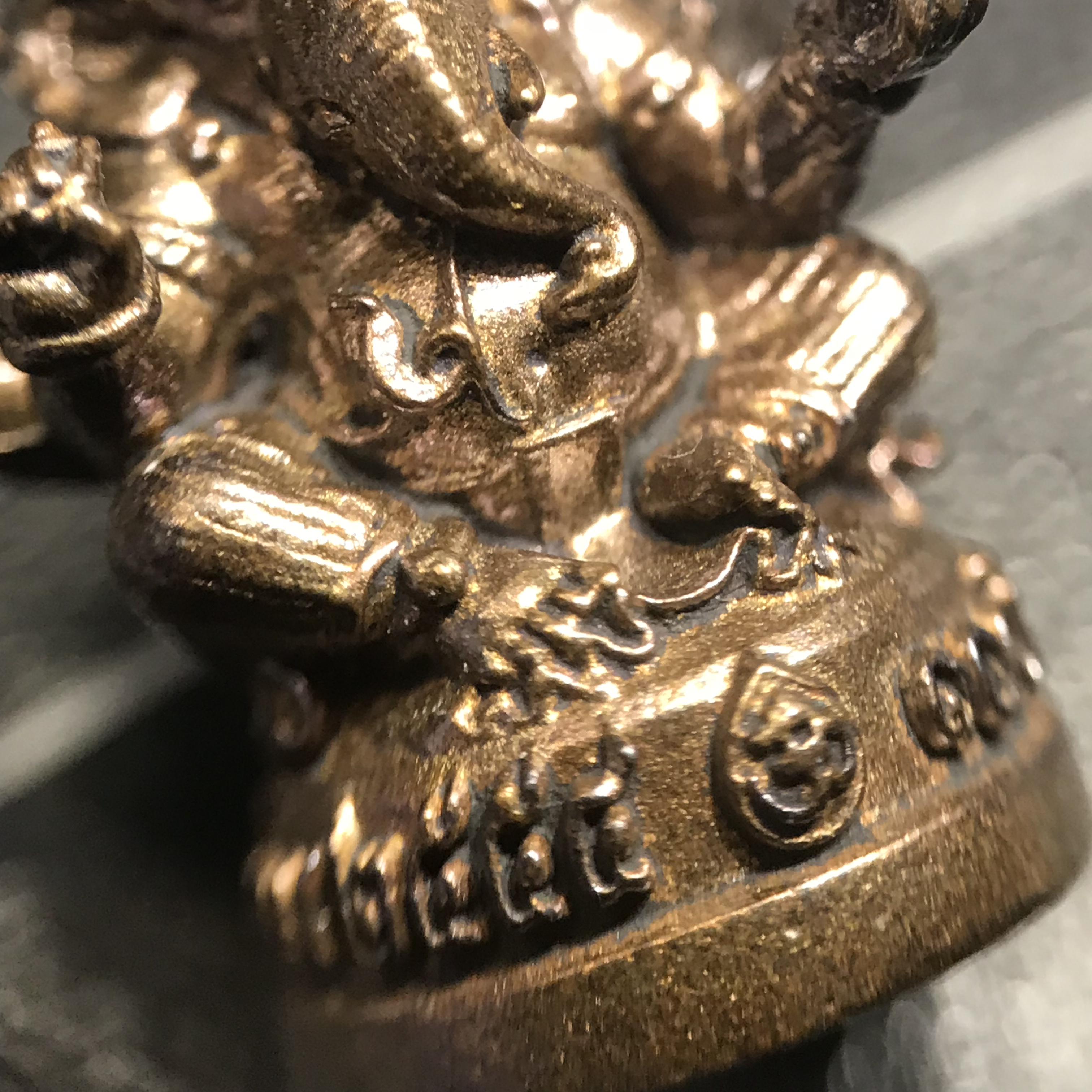 พระพิฆเนศ รุ่นครบรอบ100 ปี กรมศิลปากร ปี2556 พิมพ์ลอยองค์ เนื้อโลหะผสม ปางบรมครู(องค์นั่ง)สูง 1 นิ้ว