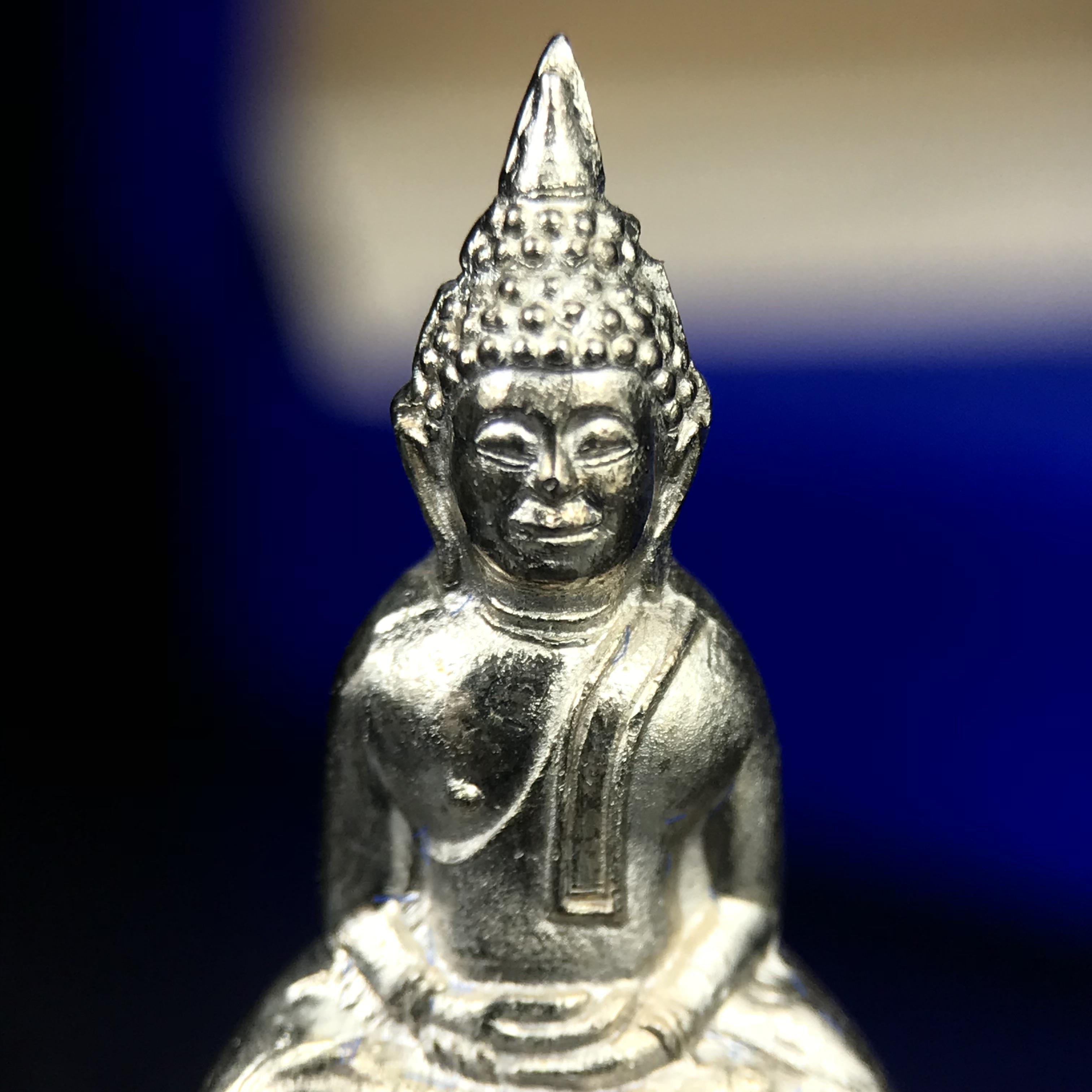 พระกริ่งหลวงพ่อโสธร ภปร. รุ่นกาญจนาภิเษก จัดสร้างในมงคลวโรกาสที่พระบาทสมเด็จพระเจ้าอยู่หัวรัชกาลที่9 เสด็จเถลิงถวัลย์สิริราชสมบัติ ครบ 50 ปี ในพุทธศักราช 2539 เนื้อเงิน(ผิวเดิมสวย)(พิธีใหญ่เข้มขลัง)1 ใน 9950 องค์