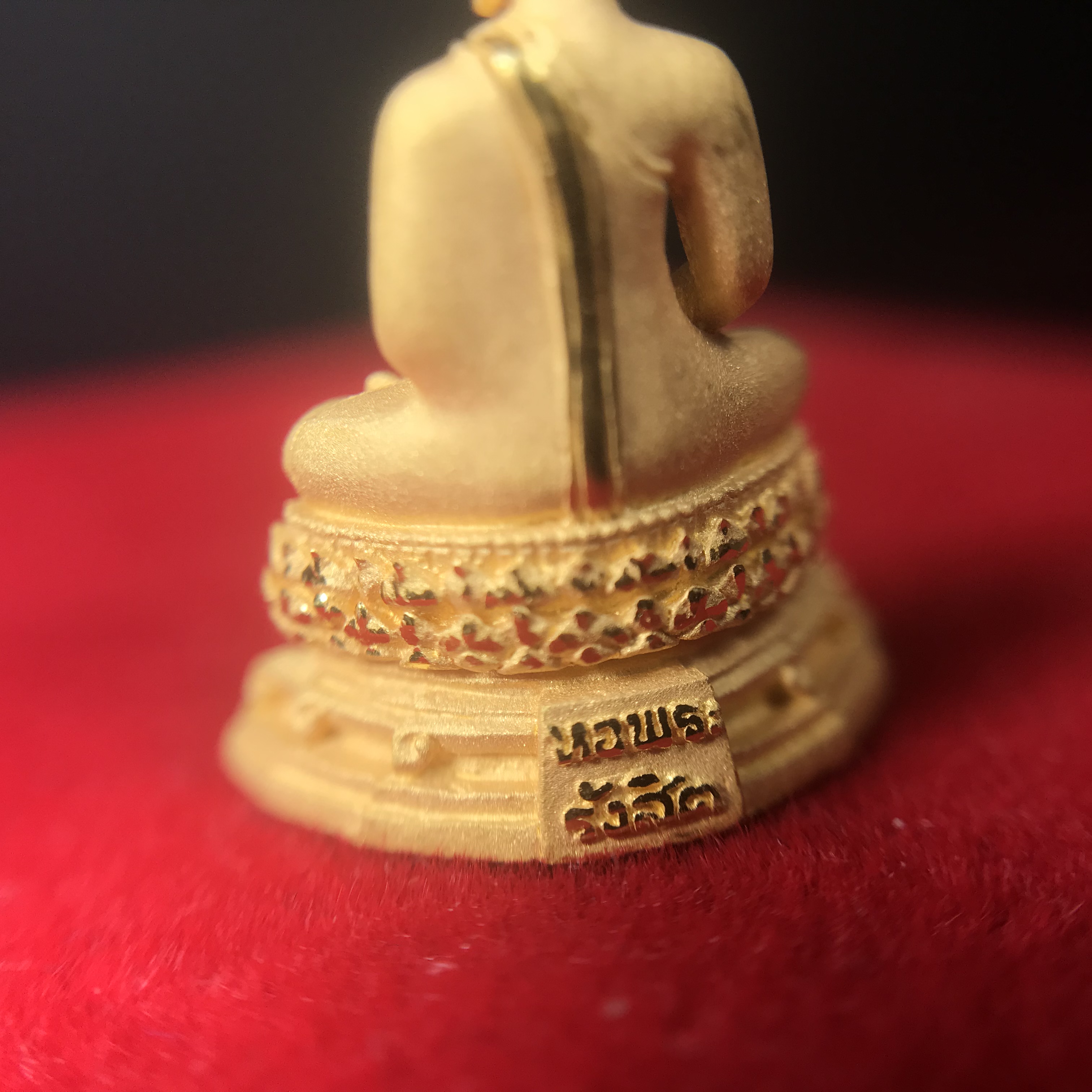 พระชัยวัฒน์พุทธสิหิงค์ ภปร. รุ่นสร้างหอพระธรรมศาสตร์ ปี2542 เนื้อทองคำ(5.9 กรัม) มหาพิธี 3วาระอันยิ่งใหญ่(1ใน5000องค์)