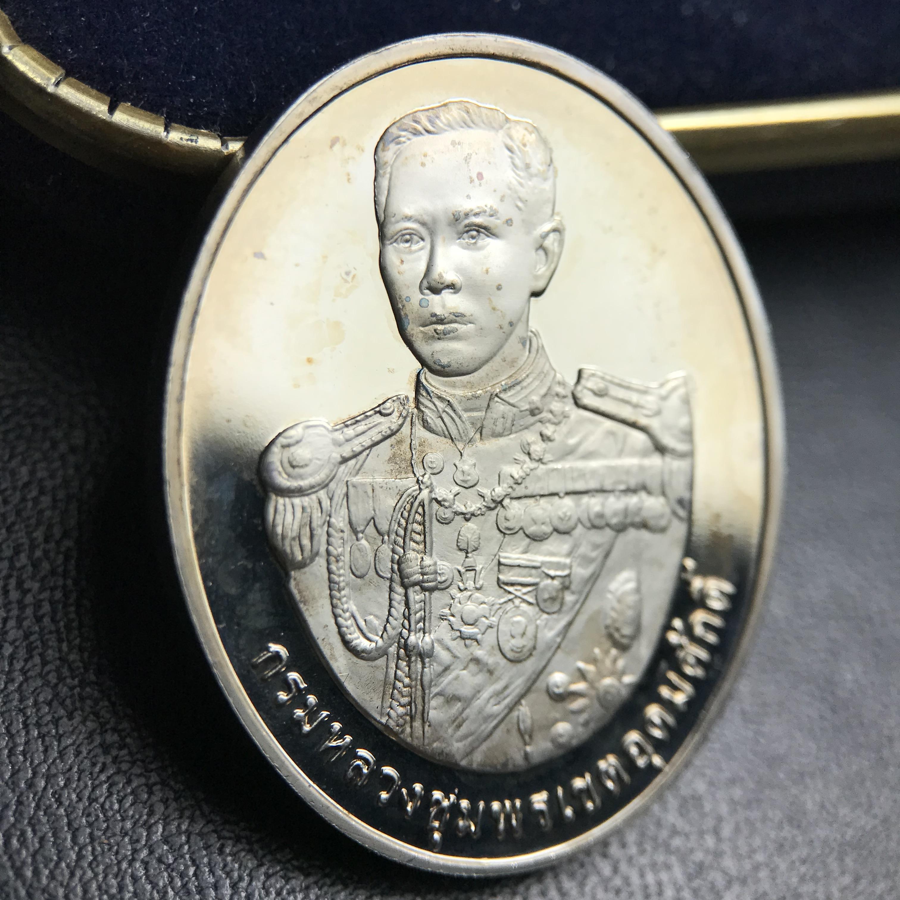 เหรียญหลวงพ่อเงิน – กรมหลวงชุมพรฯ วัดบางคลาน เหรียญไข่สองหน้า เนื้อเงิน 99.99% ขัดเงา ขนาดสูง 3.1 ซม. ประกอบพิธีมหาพุทธาภิเษก ณ อุโบสวัดหิรัญญาราม(วังตะโก) บางคลาน จ.พิจิตร เมื่อวันอังคารที่ 3 มี.ค.2541( เหรียญออกโดยโรงงานกษาปณ์ เพิร์ธ ประเทศออสเตรเลีย )