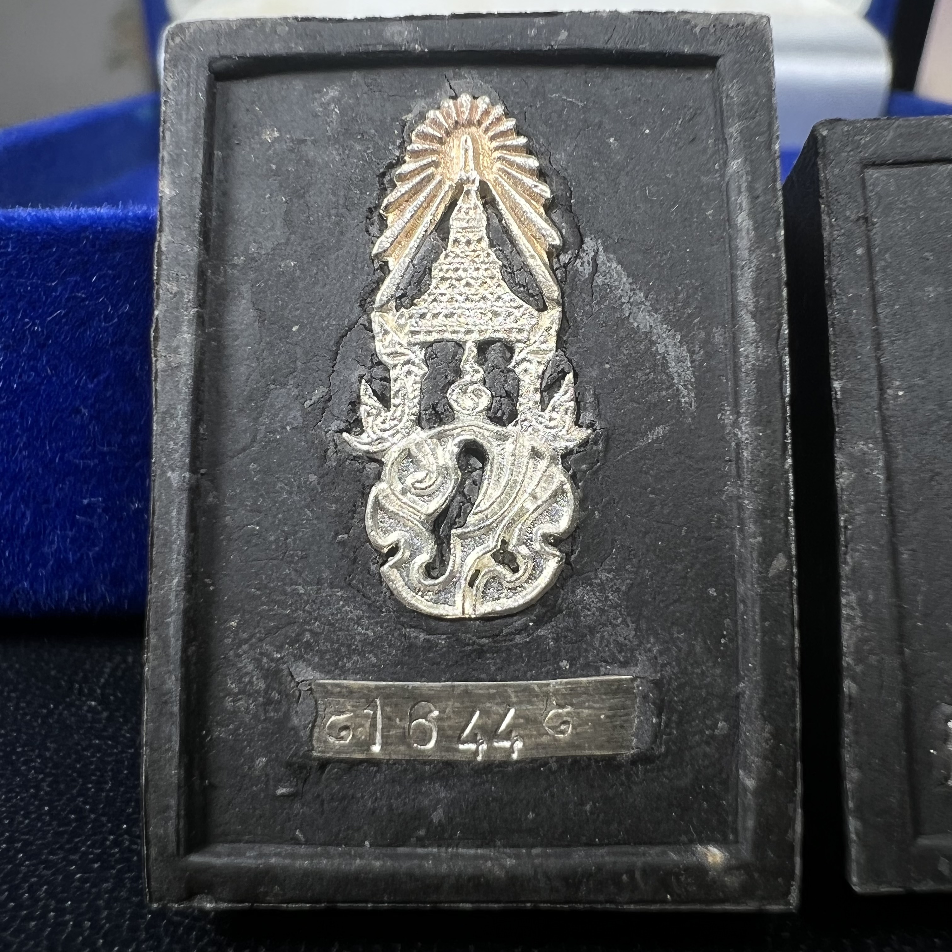 พระหลวงปู่ทวด ภปร. ปี 2547 พิมพ์สี่เหลี่ยมใหญ่-เล็ก(2องค์)เนื้อว่านดำหลัง ภปร. เงิน(หายาก1ใน1999ชุด)พิธีใหญ่ มวลสารดี ปลุกเสกวัดพระแก้ว