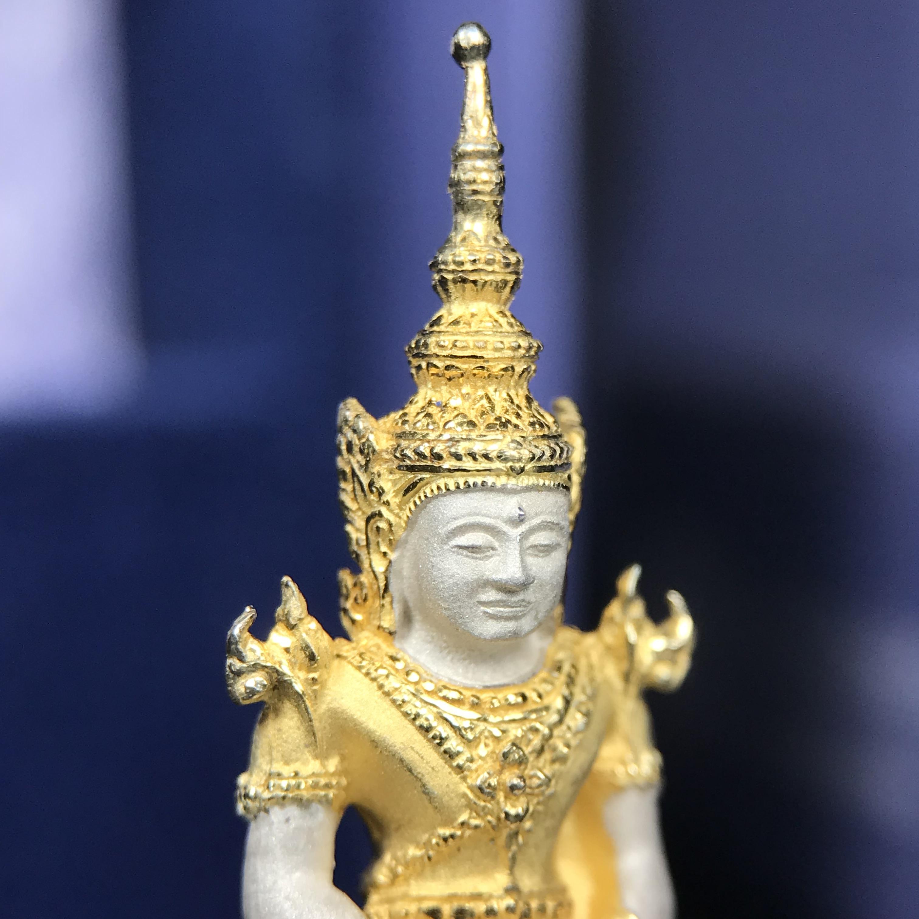 พระแก้วมรกต ภปร. ปี 2547 จัดสร้างโดยโรงพยาบาลภูมิพลอดุลยเดช เนื้อเงิน(3 กษัตริย์) ลอยองค์ หน้าตัก 1/2 นิ้ว สูง 3.7 ซม.พิธีมหามังคาภิเษก ณ พระอุโบสถวัดพระศรีรัตนศาสดาราม(วัดพระแก้ว) งดงามทรงคุณค่าอีกหนึ่งรุ่นยอดนิยม หายาก(องค์หมายเลข ๑๘๒๓)