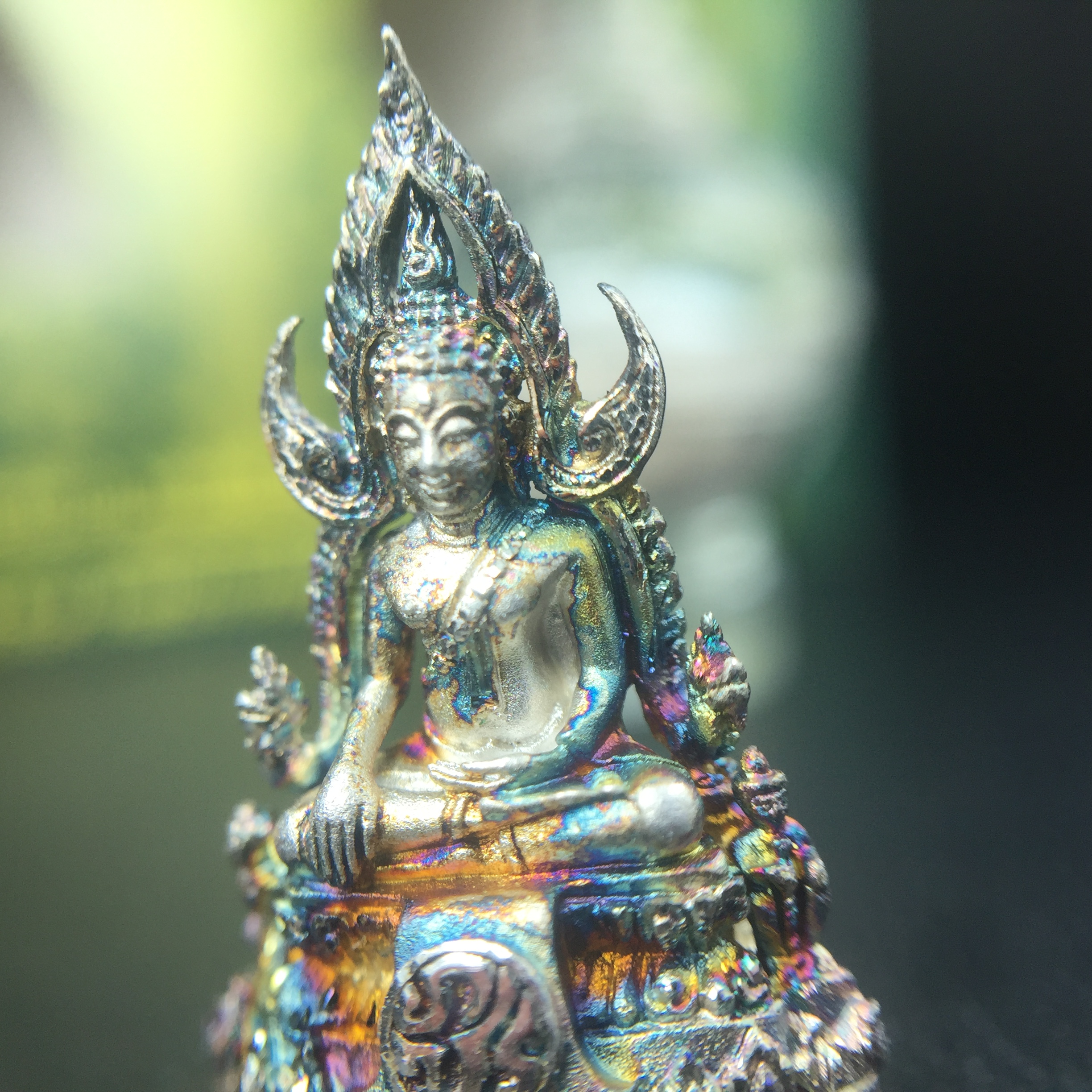 พระพุทธชินราช(จำลอง) ภปร. 84 พรรษา เนื้อเงินชุบทองคำขาว พิมพ์เล็กขนาดหน้าตัก 1/4 นิ้ว (สภาพผิวเดิมสวย ขึ้นสีรุ้งธรรมชาติ แบบนิยม)(พระราชทานมวลสาร จิตรลดาและเส้นพระเจ้า(เส้นผม))