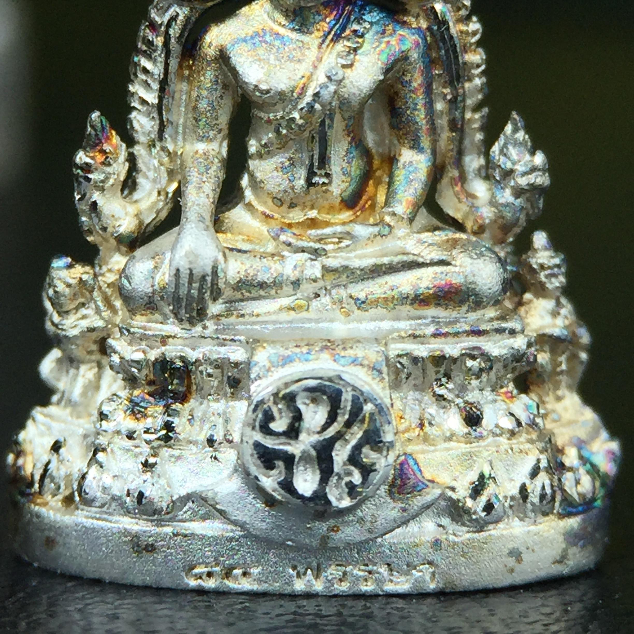 พระพุทธชินราช(จำลอง) ภปร. 84 พรรษา เนื้อเงินชุบทองคำขาว พิมพ์เล็กขนาดหน้าตัก 1/4 นิ้ว (สภาพผิวเดิมขึ้นสีรุ้งธรรมชาติ สวยเสน่ห์พระเนื้อเงิน สีสันที่ธรรมชาติสรรค์สร้าง) (พระราชทานมวลสาร จิตรลดาและเส้นพระเจ้า(เส้นผม ร.9))พุทธศิลป์ทรงคุณค่าอีกหนึ่งรุ่นยอดนิยม