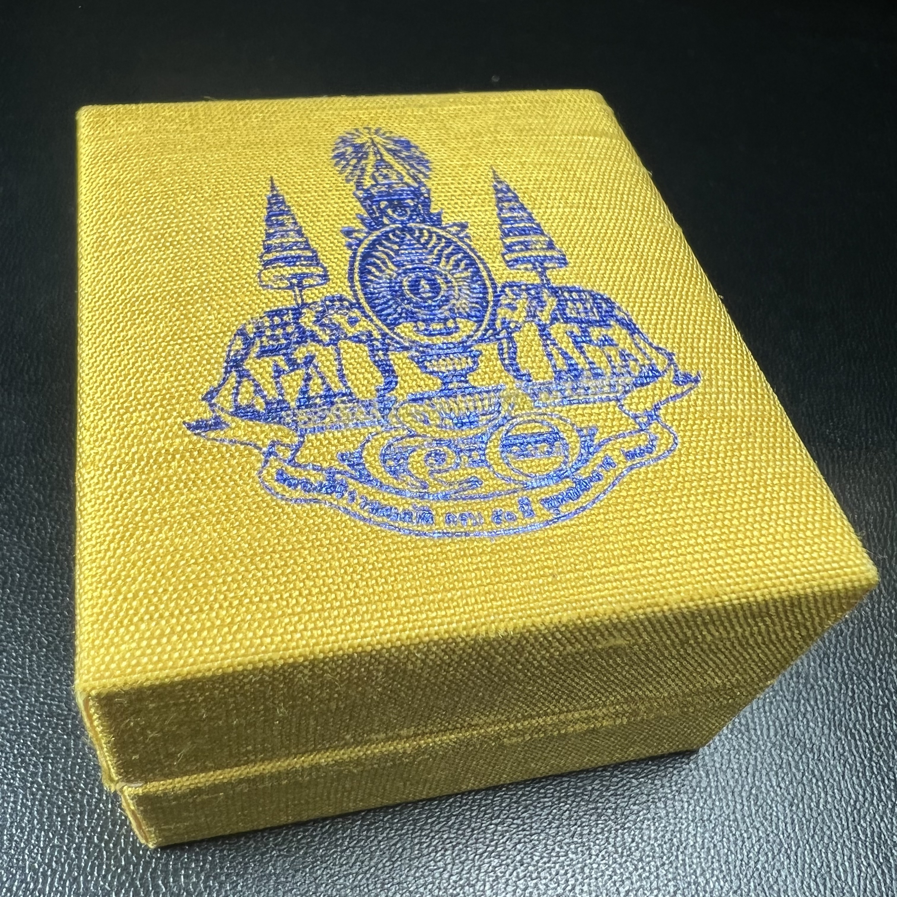 เหรียญพระพิฆเนศวร ญสส. ชุดกาญจนาภิเษกครองราชย์ 50 ปี พุทธศักราช 2538 พิมพ์เล็ก(1.9 ซม.) เนื้อเงินผิวเดิมกลับดำเข้มขลังงดงามธรรมชาติ สภาพสวยเดิมพร้อมกล่องบรรจุเดิม ตอกโค๊ดหมายเลขกำกับ(1ใน1000องค์)