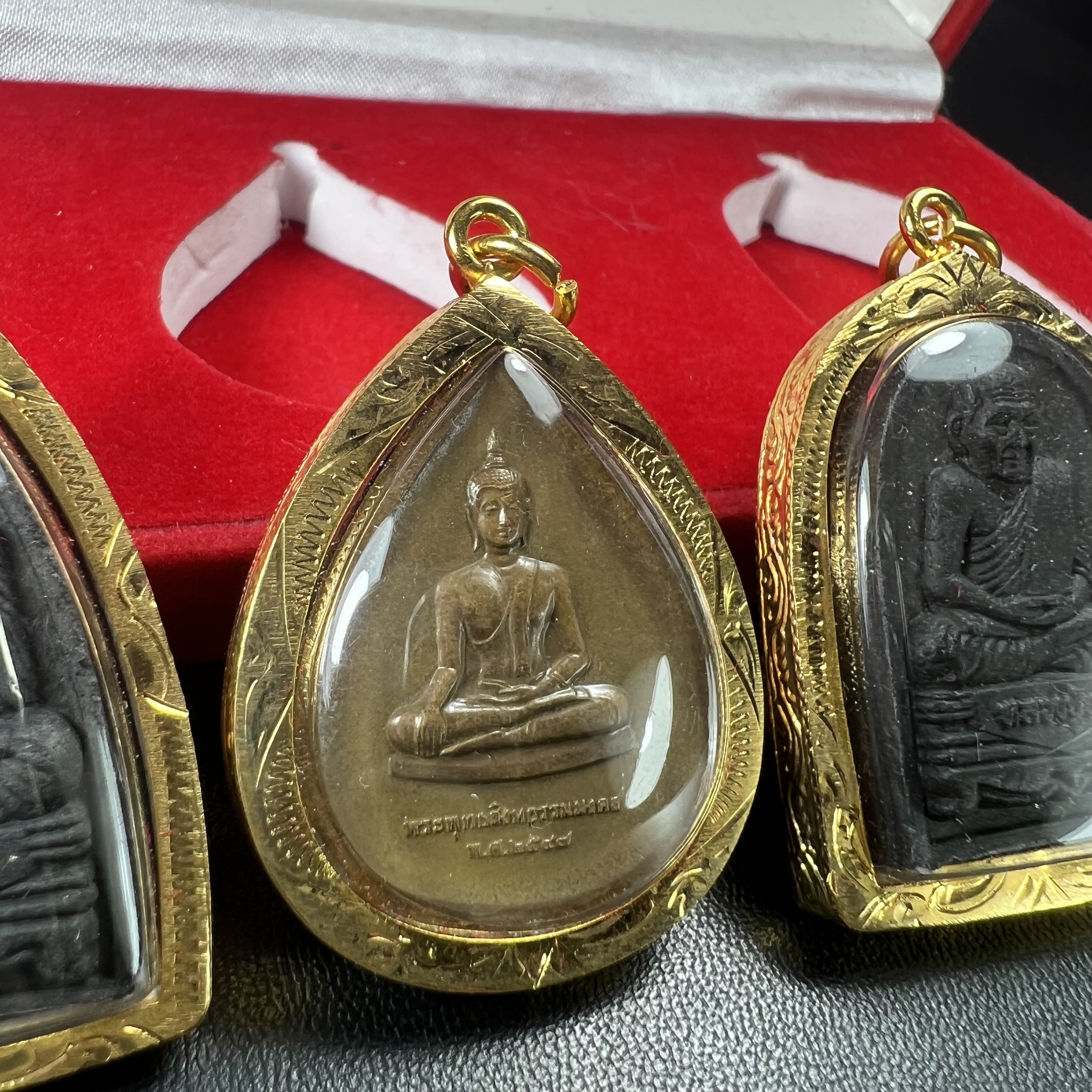 พระชุดของขวัญ 3 องค์ พระหลวงปู่ทวด ภปร. ทรงกลีบบัวและกลีบขนุนพร้อมเหรียญพระพุทธสิงหธรรมมงคล ปี 2547 (ชนวนเก่า)เนื้อว่านด้านหลังมี ภปร. เป็นโลหะผสมสูง 3.3ซม.พิธีใหญ่ มวลสารดี ปลุกเสกวัดพระแก้ว(งานเลี่ยมกรอบเดิมจากผู้จัดสร้างห่อหุ้มด้วยทองนพเกล้า)