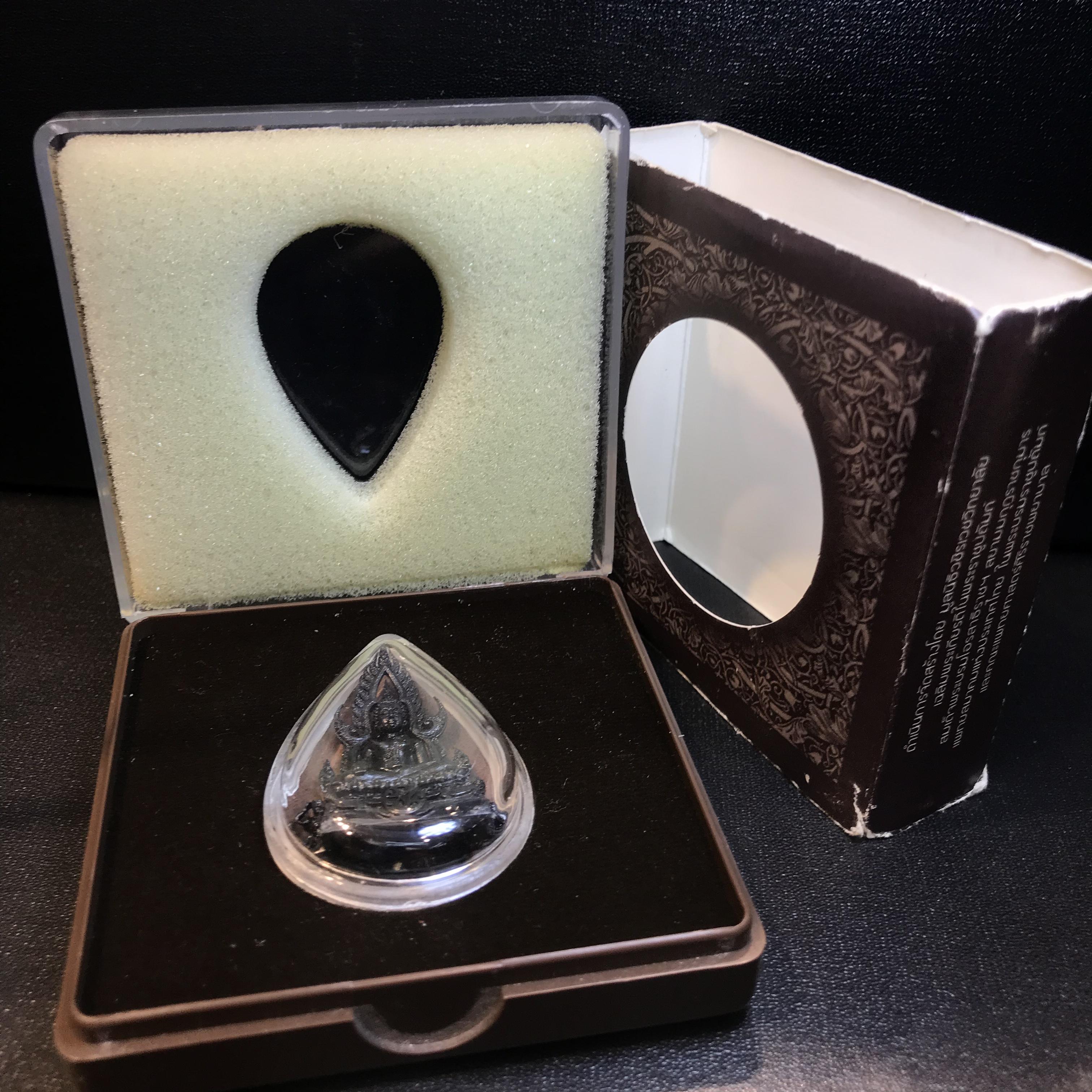 พระพุทธชินราช ภปร. โครงการ "เพราะแผ่นดินนี้ คือ แผ่นดินเกิด" ปี2548(รุ่นแรก) ลอยองค์ หน้าตัก 1/2 นิ้ว เนื้อเงินรมดำ