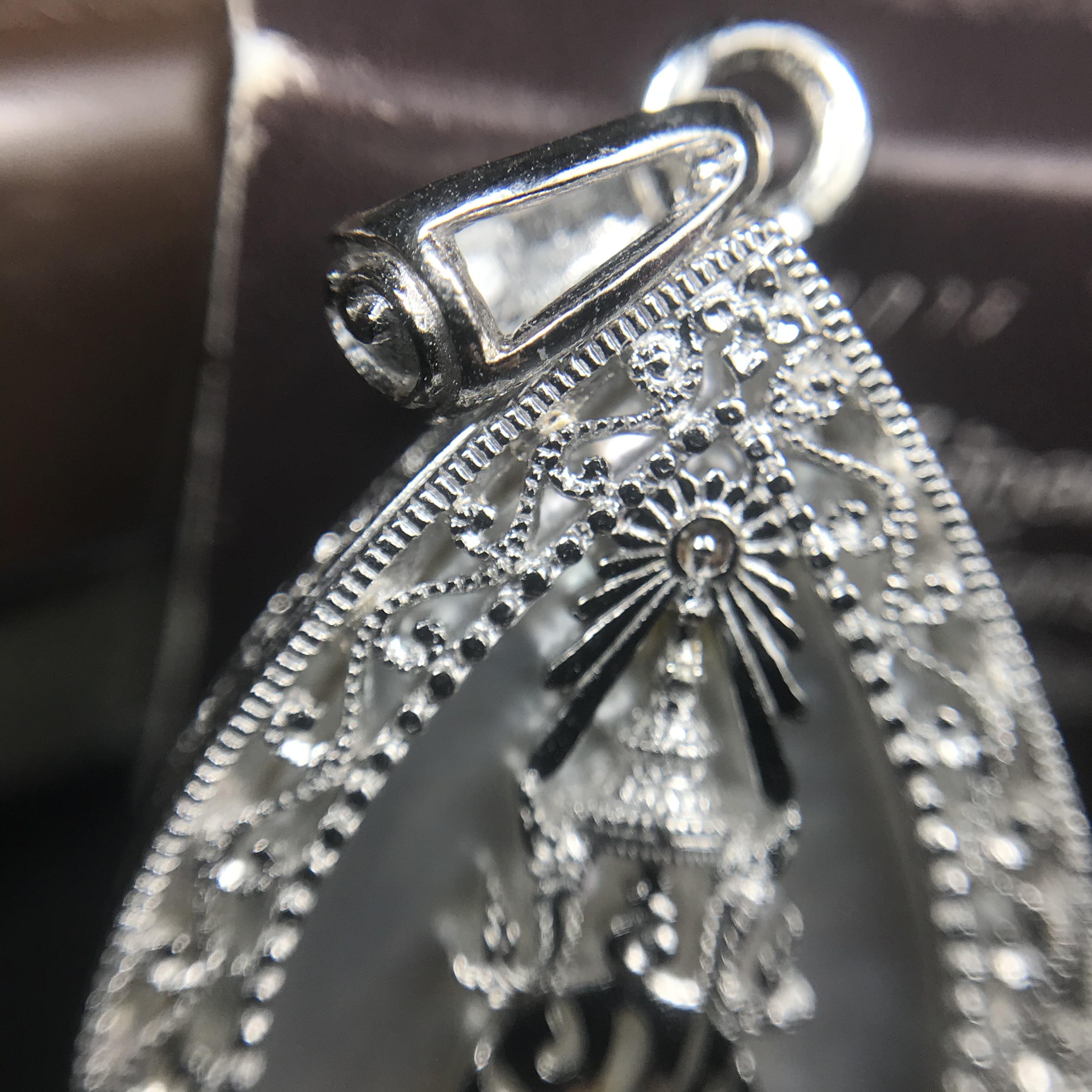 พระพุทธชินราช ภปร. โครงการ "เพราะแผ่นดินนี้ คือ แผ่นดินเกิด" ปี2548(รุ่นแรก) เหรียญทรงใบโพธิ์ ขนาด 21 x 29 มม. เนื้อเงินสามกษัตริย์ องค์พระชุบสามกษัตริย์ ล้อมด้วยกรอบเงินชุบทองคำขาวสลักเสลาเป็นลวดลายละเอียดอ่อน ส่วนพื้นองค์พระเป็นเปลือกหอยมุข