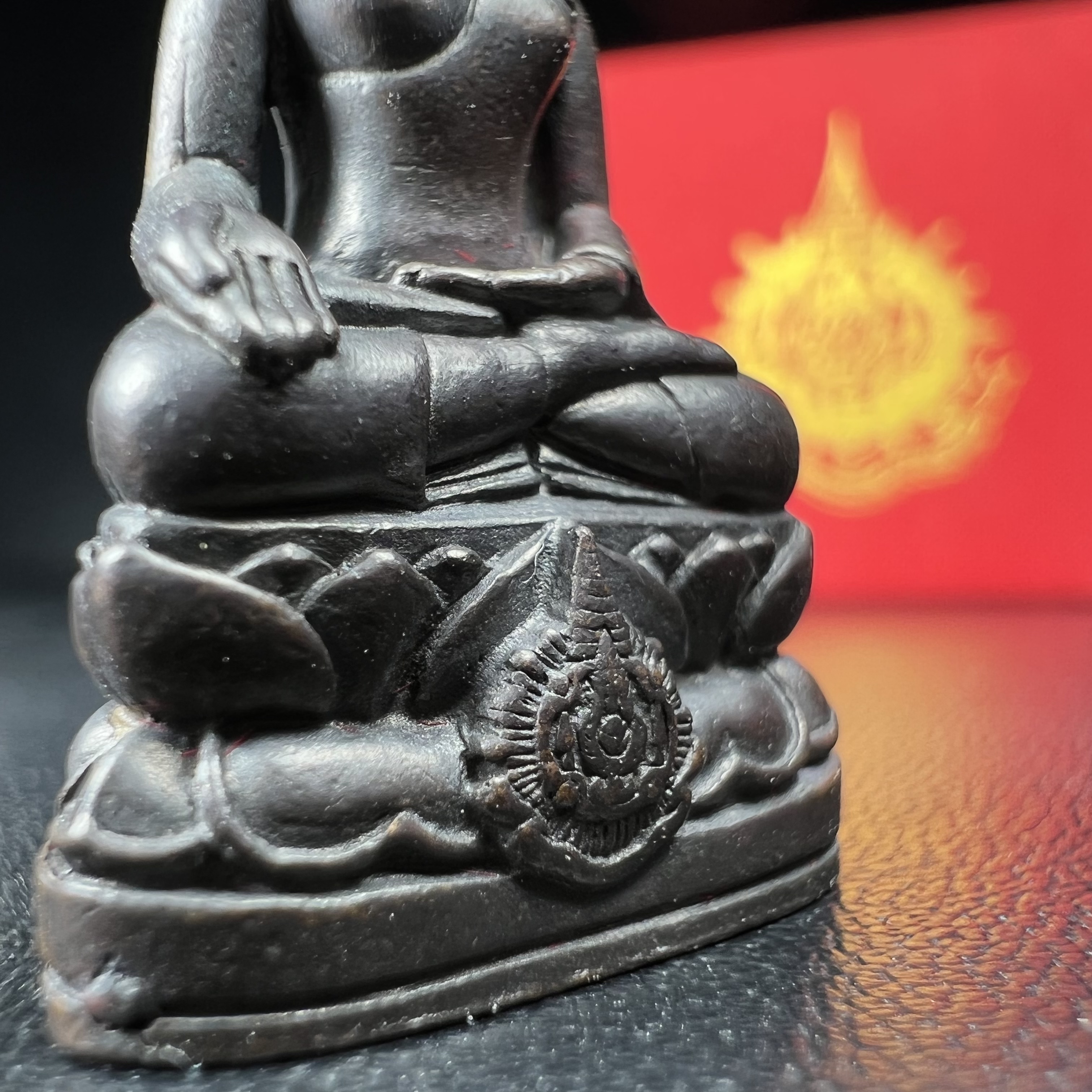 พระกริ่งไพรีพินาศ เฉลิมพระเกียรติ พระบาทสมเด็จพระเจ้าอยู่หัวรัชกาลที่9 พระชนมพรรษา 6 รอบ ปี2542 เนื้อนวโลหะผสมทองคำ(บรรจุเหล็กไหล)ดีนอก-ดีใน