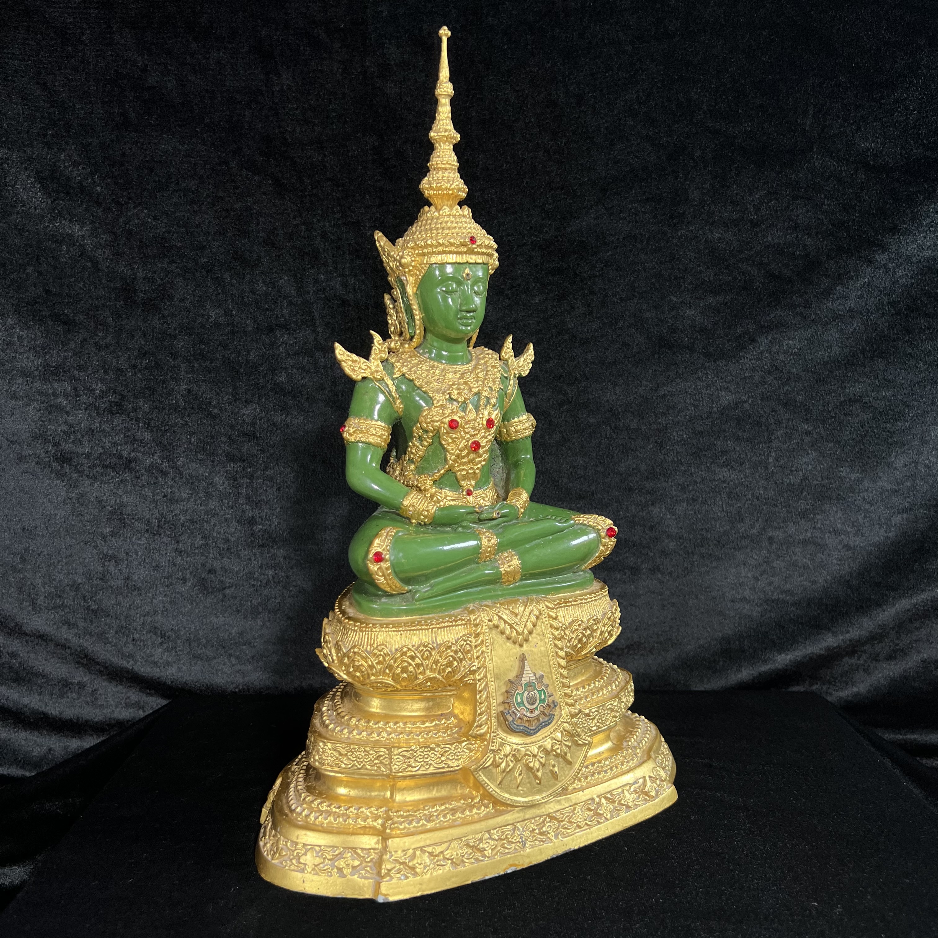 พระพุทธมหามณีรัตนปฏิมากร (จำลอง)พระแก้วมรกต วัดพุทธไทยถาวรวนาราม นครนิวยอร์ก ตรา ภปร. 6รอบ 72พรรษา ในหลวงรัชกาลที่9 ปี2542 ขนาดบูชาหน้าตัก 5นิ้ว หล่อเนื้อโลหะ(ในหลวงรัชกาลที่9 เสด็จเจิมพระสุหร่าย)(1ใน999องค์)