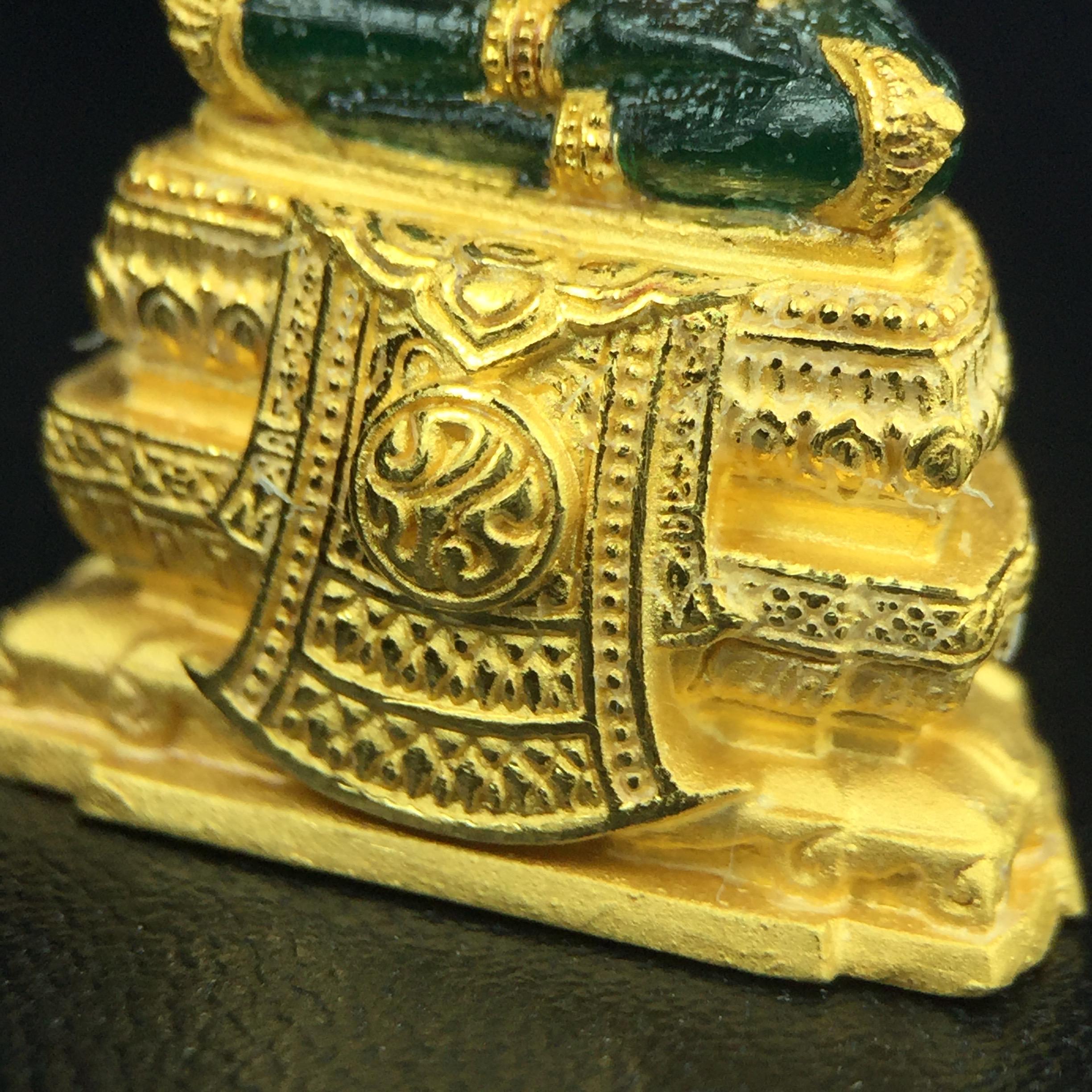 พระแก้วมรกต ภปร. จัดสร้างโดย รพ.ภูมิพลฯ ปี2547 ลอยองค์ขนาดหน้าตัก 1/2 นิ้ว เนื้อเรซิ่นหุ้มทองคำ99.99 งดงามทรงคุณค่าอีกหนึ่งรุ่นยอดนิยม หายาก