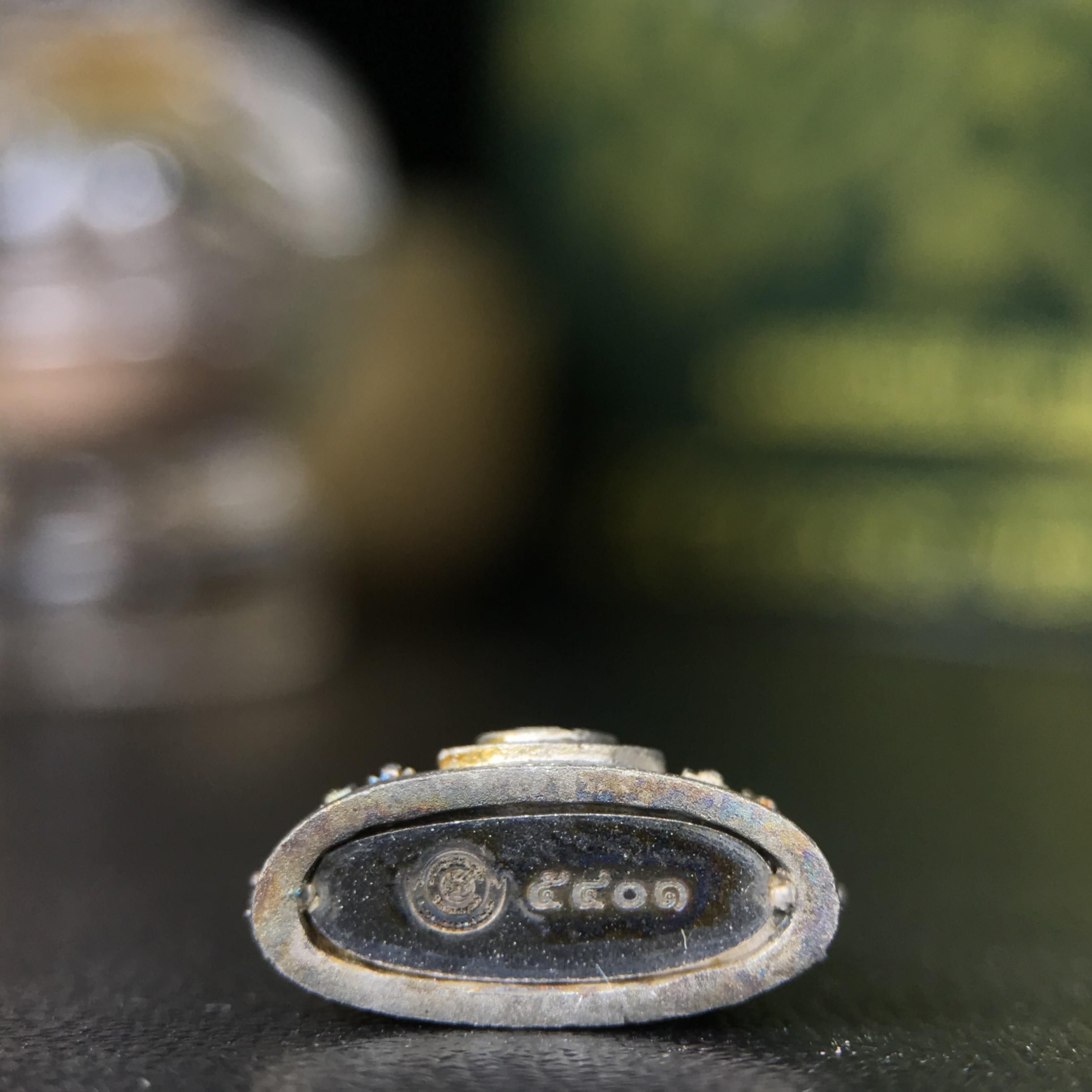 พระพุทธชินราช ภปร. 84 พรรษา พิมพ์เล็กขนาดหน้าตัก 1/4 นิ้ว(สูง 2.0 ซม.)เนื้อเงินชุบทองคำขาว (สภาพผิวเดิมสวย ขึ้นสีรุ้งธรรมชาติ แบบนิยม สวยมาก)(พระราชทานมวลสาร จิตรลดาและเส้นพระเจ้า(เส้นผม))พุทธศิลป์ทรงคุณค่าอีกหนึ่งรุ่นยอดนิยม