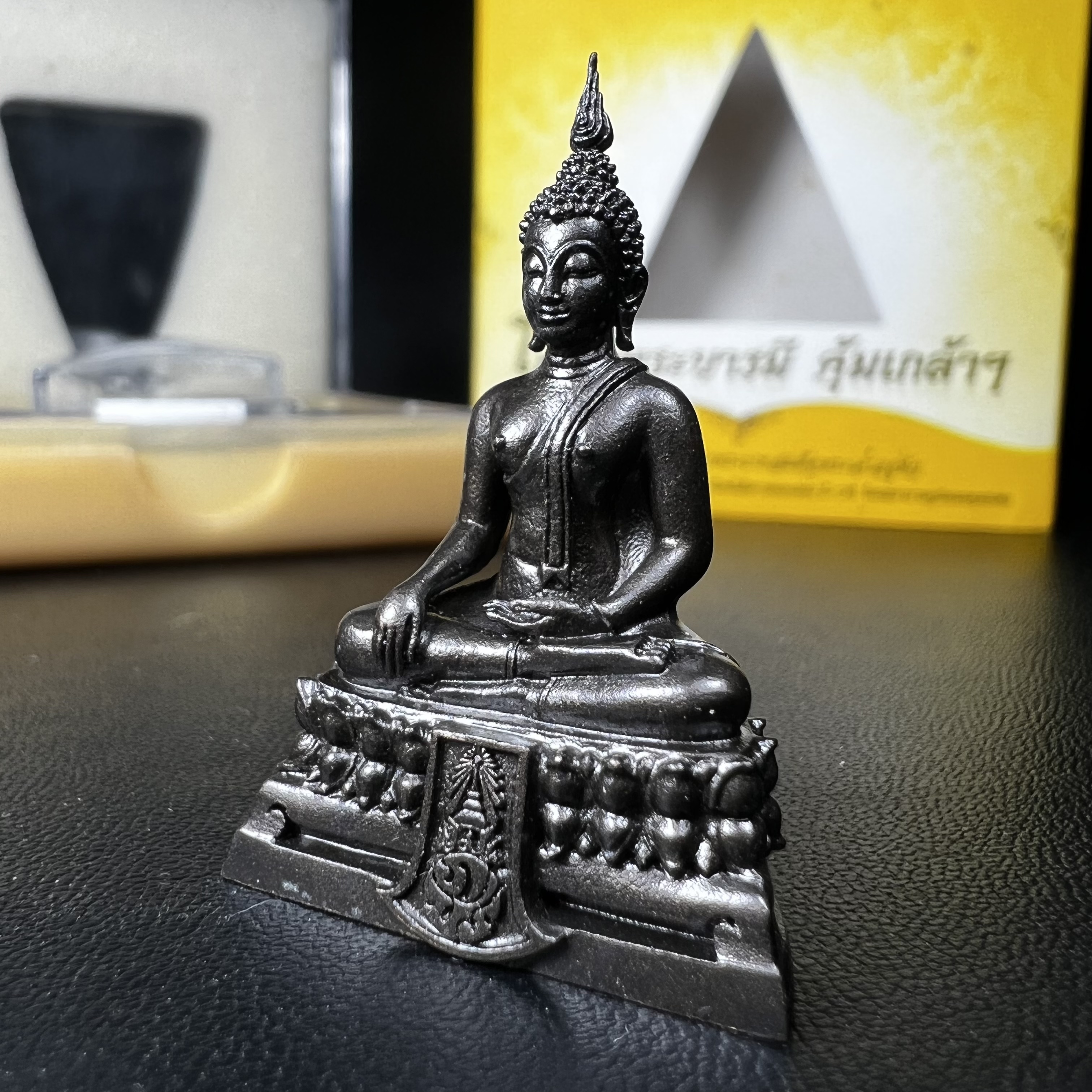 พระพุทธรูปคุ้มเกล้าฯ ภปร.(ใต้ร่มพระบารมี คุ้มเกล้า) 60ปี รพ.ภูมิพลฯ พ.ศ.2552 เนื้อนวโลหะ รมดำ(พิมพ์ใหญ่ขนาด 35.5*24 มม.)