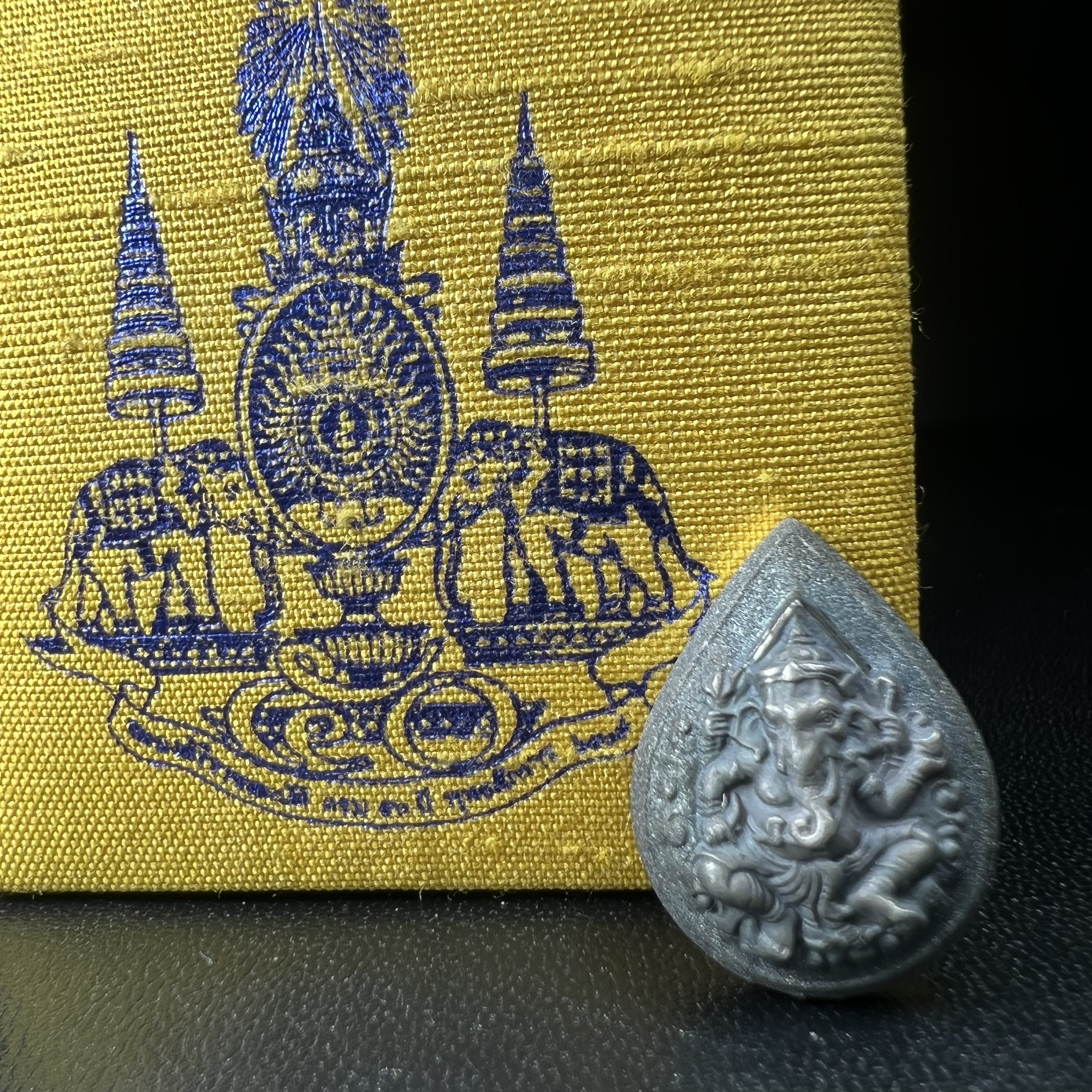 เหรียญพระพิฆเนศวร ญสส. ชุดกาญจนาภิเษกครองราชย์ 50 ปี พุทธศักราช 2538 พิมพ์เล็ก(1.9 ซม.) เนื้อเงินผิวเดิมกลับดำเข้มขลังงดงามธรรมชาติ สภาพสวยเดิมพร้อมกล่องบรรจุเดิม ตอกโค๊ดหมายเลขกำกับ(1ใน1000องค์)