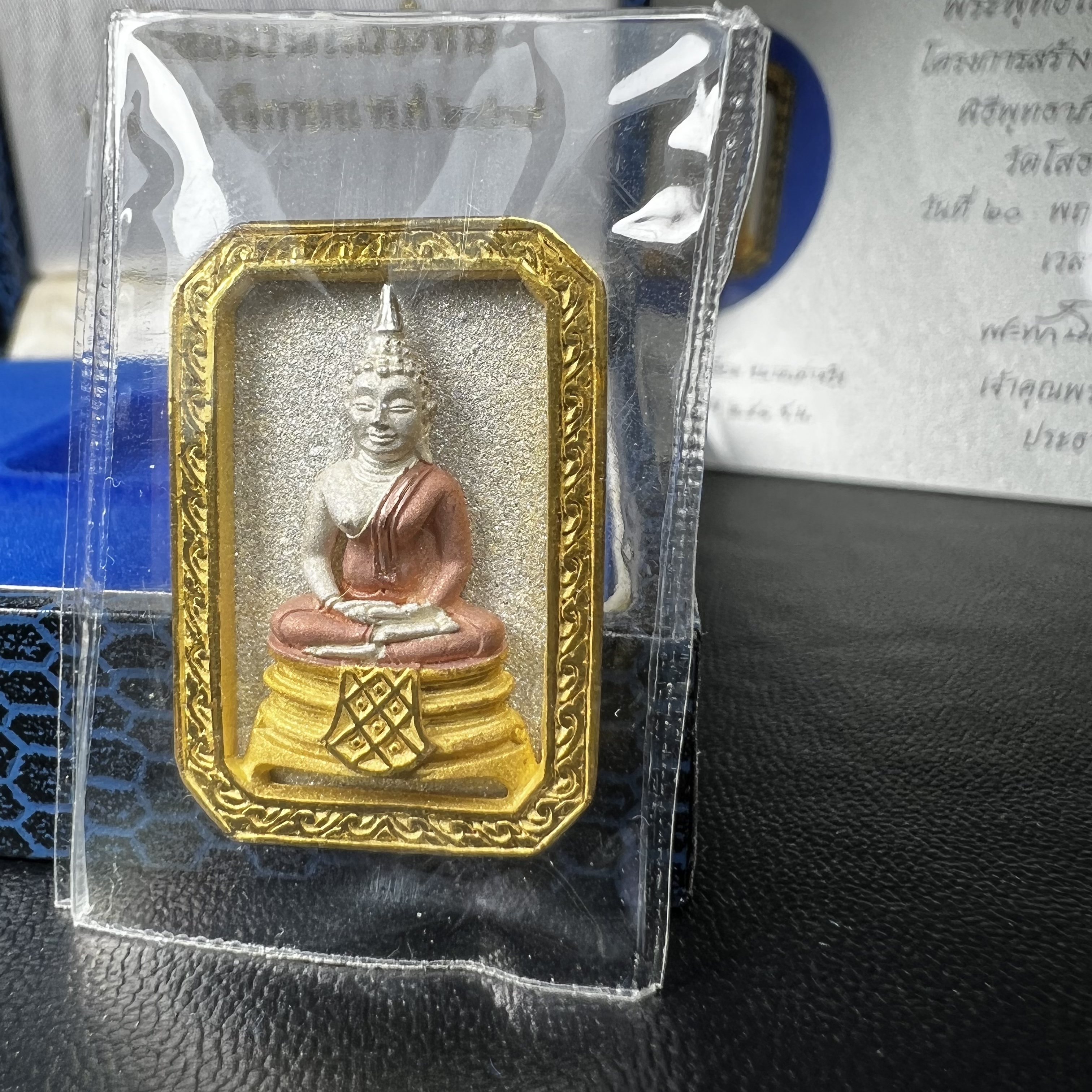 พระพุทธโสธร(หลวงพ่อโสธร) รุ่นสร้างอุโบสถ ปี2539 เนื้อเงินสามกษัตรย์ พิมพ์แปดเหลี่ยม(หายาก) สภาพสวยผิวเดิมซีนซองเดิมกล่องบรรจุการ์ดใบรับรองเดิมครบสมบูรณ์