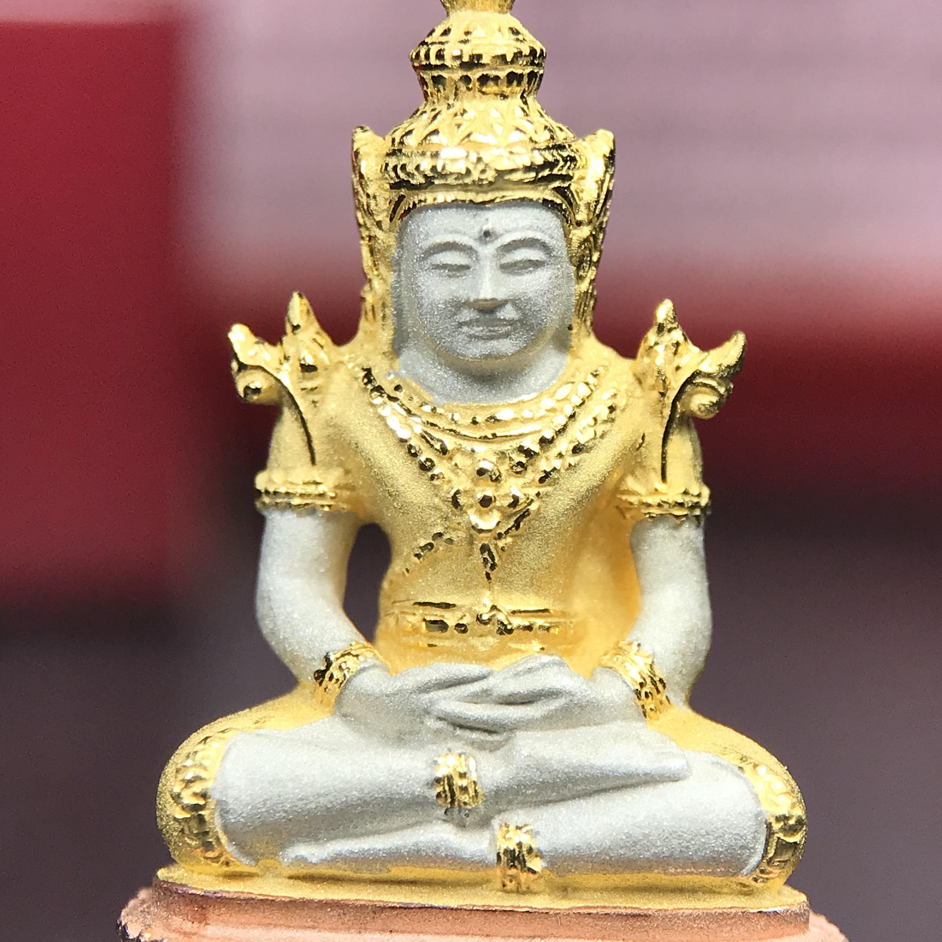 พระแก้วมรกต ภปร.(รุ่นแรก) ปี2545 จัดสร้างในมหาวโรกาส พระบาทสมเด็จพระเจ้าอยู่หัวรัชกาลที่ 9 ครบรอบ 75 พรรษา และฉลองกรุงรัตนโกสินทร์ครบ 220 ปี พิมพ์ลอยองค์ใหญ่ เนื้อเงินบริสุทธิ์ 92.5%(สามกษัตริย์) ขนาด 19*35 มม. พร้อมกล่อง สวยครบสมบูรณ์(องค์หมายเลข ๓๓๘๗)