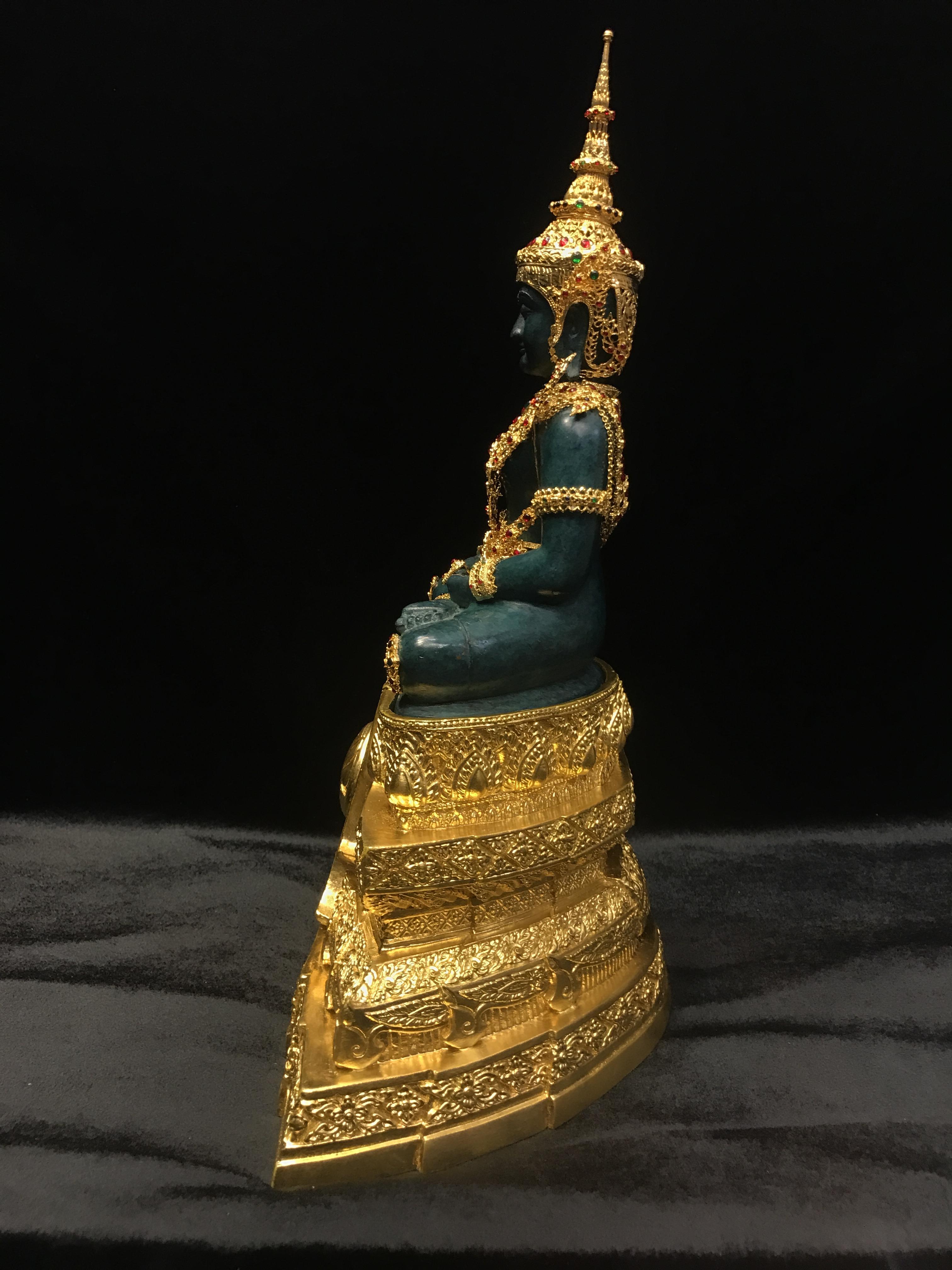 พระพุทธมหามณีรัตนปฏิมากร จำลอง (พระแก้วมรกต) ขนาดบูชาหน้าตัก 5 นิ้ว ตราสัญลักษณ์ ภ.ป.ร. รุ่นแรก ปี2547 เนื้อนวโลหะเคลือบสีเขียว(เครื่องทรงนวโลหะชุบทอง)