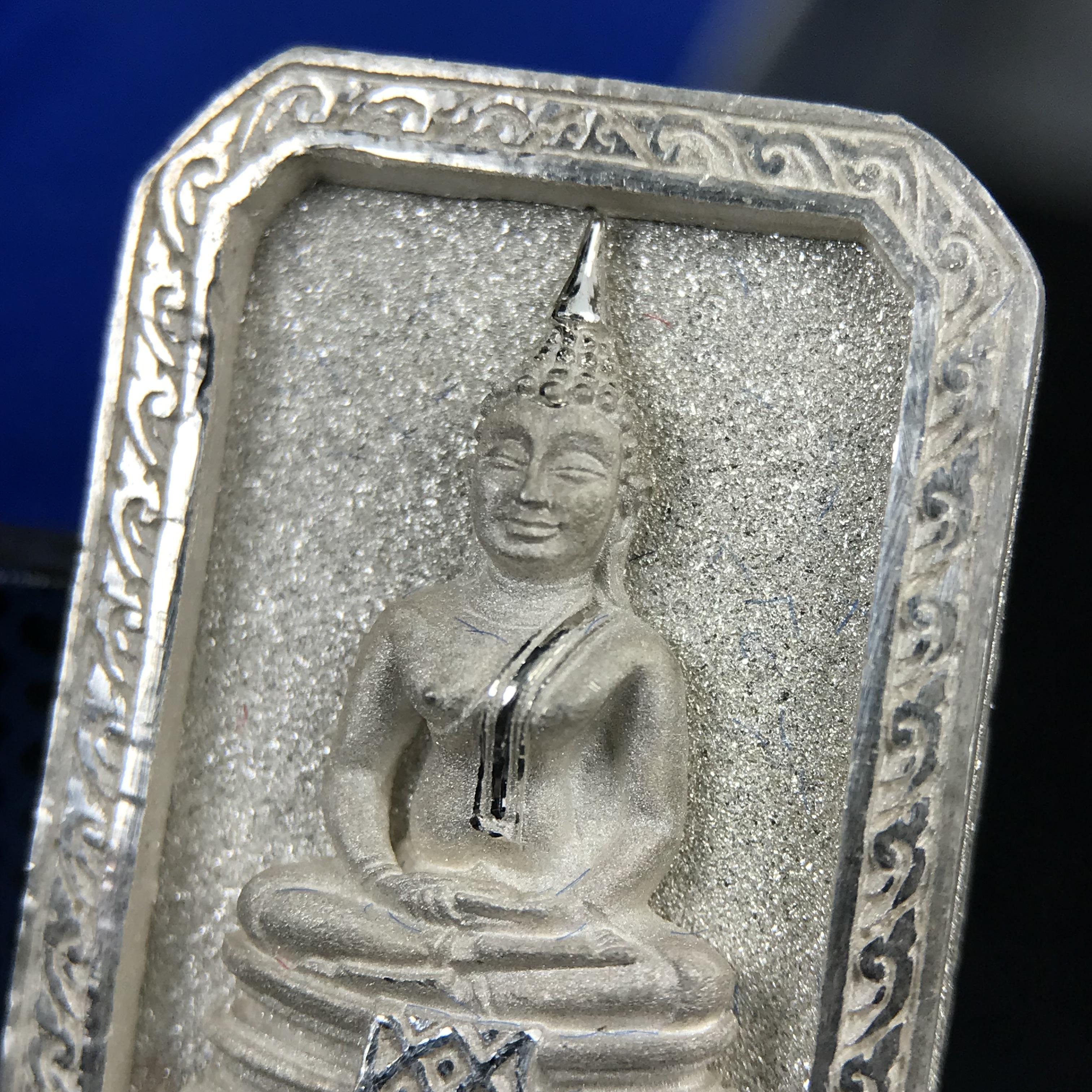 พระพุทธโสธร(หลวงพ่อโสธร) รุ่นสร้างอุโบสถ พิธีมหาพุทธาภิเษก ณ พระอุโบสถวัดโสธรวรารามวรวิหาร ปี 2539 เนื้อเงินทรายนวลขัดเงาบางส่วน พิมพ์แปดเหลี่ยม(หายากสร้างน้อย) สภาพสวยผิวเดิมกล่องบรรจุการ์ดใบรับรองเดิมครบสมบูรณ์
