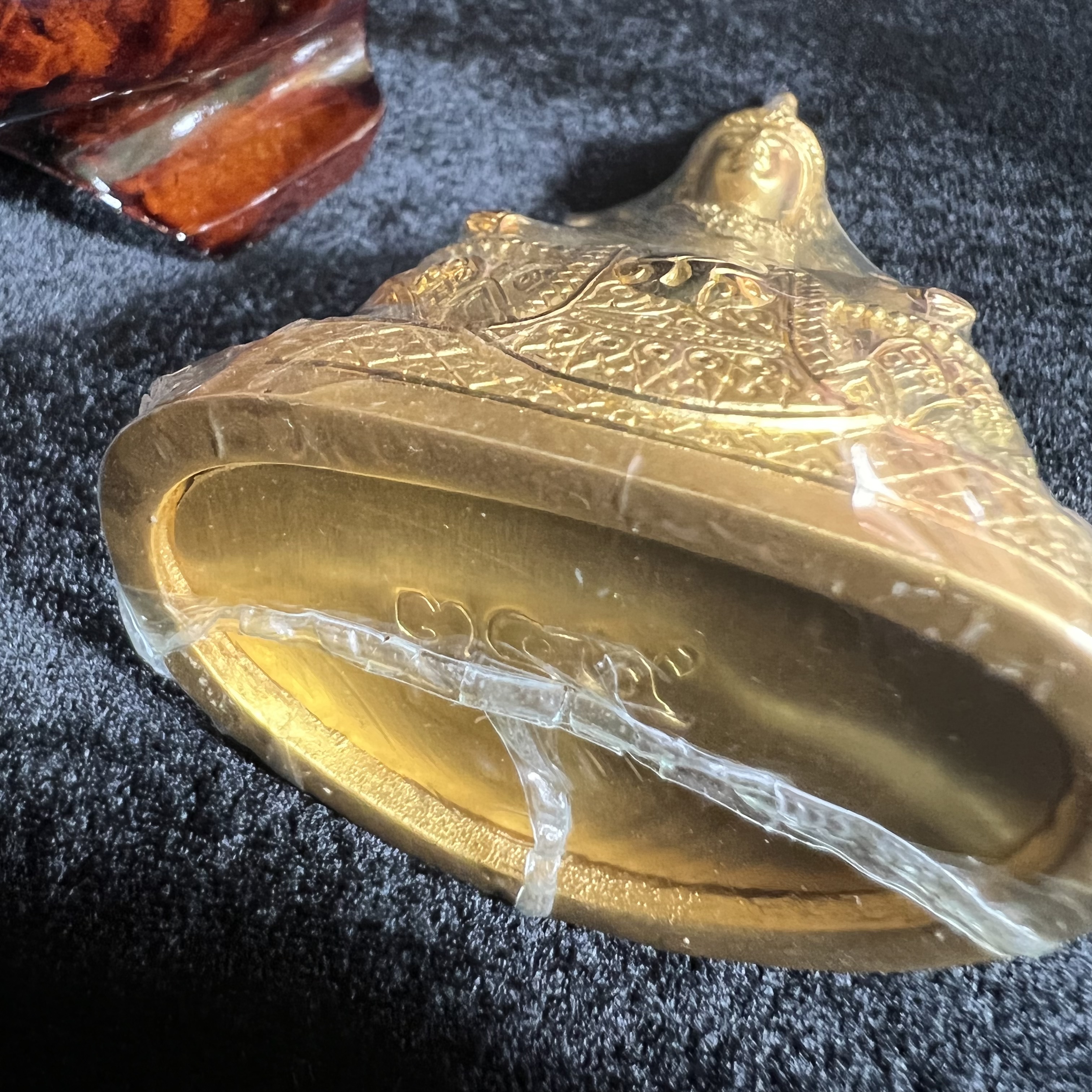 พระแก้วมรกต ภปร.(รุ่นแรก) ปี2545 รุ่นฉลองกรุงรัตนโกสินทร์ครบ 220 ปี หล่อลอยองค์ เนื้อทองคำบริสุทธิ์99.99% ขนาดบูชา 50*90 มม. พร้อมฐานวางครอบแก้วเดิมกล่องบรรจุเดิมครบสมบูรณ์(สวยงามและหายากมาก)(1ใน1000องค์)