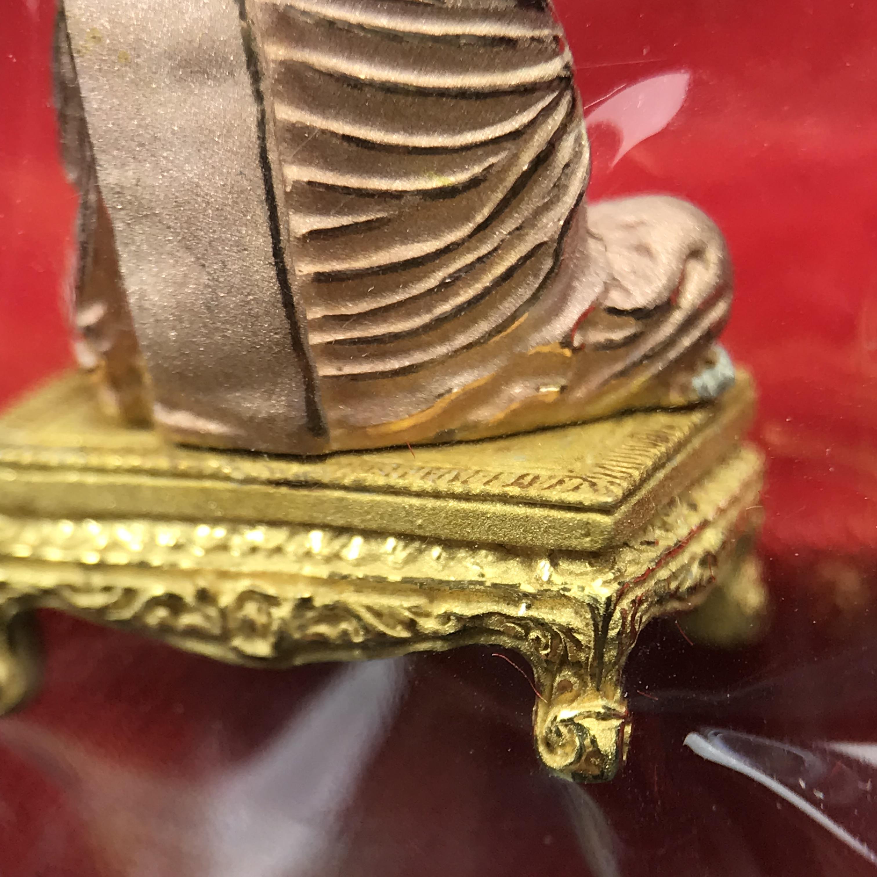 สมเด็จพุฒาจารย์ (โต พรหมรังสี) อนุสรณ์ 128 ปี สมเด็จพระญาณสังวร สมเด็จพระสังฆราช ทรงเมตตาอธิฐานจิต ปี 2543 มหาพุทธาภิเษก 3วาระ รูปเหมือนลอยองค์พิมพ์ใหญ่เนื้อเงินสามกษัตริย์ ขนาด 1.5 x 2.5 ซม. ทรงคุณค่าทั้งด้านความงานด้านพุทธศิลป์ และพุทธคุณ