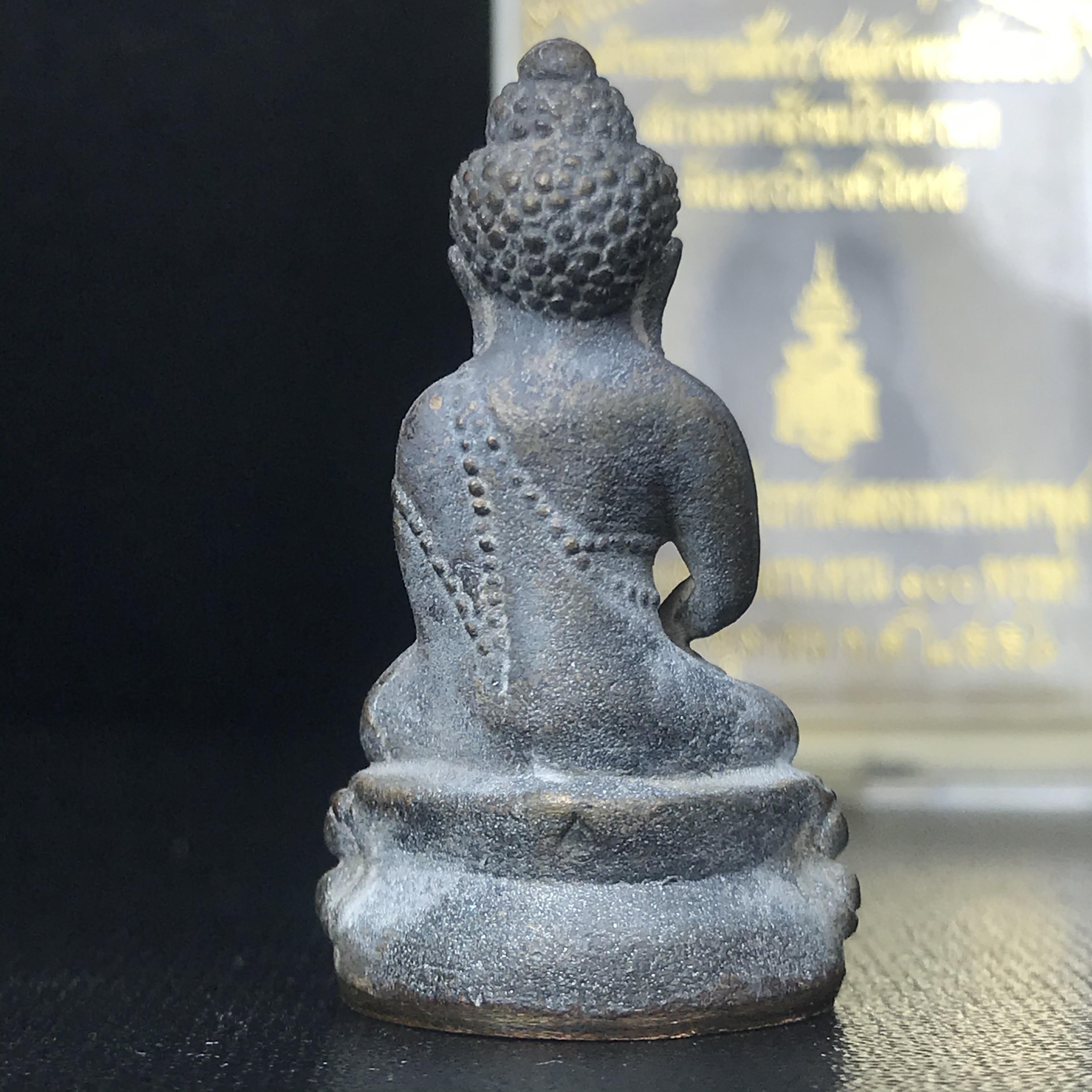 พระกริ่งชินบัญชรฉลองพระชันษา 100 ปี สมเด็จพระญาณสังวร วัดบวรนิเวศวิหาร ปี 2556 เนื้อนวโลหะผสมทองคำก้นทองแดง พิธีใหญ่ มวลสารเด่น นิยม(1 ใน 2556 องค์)