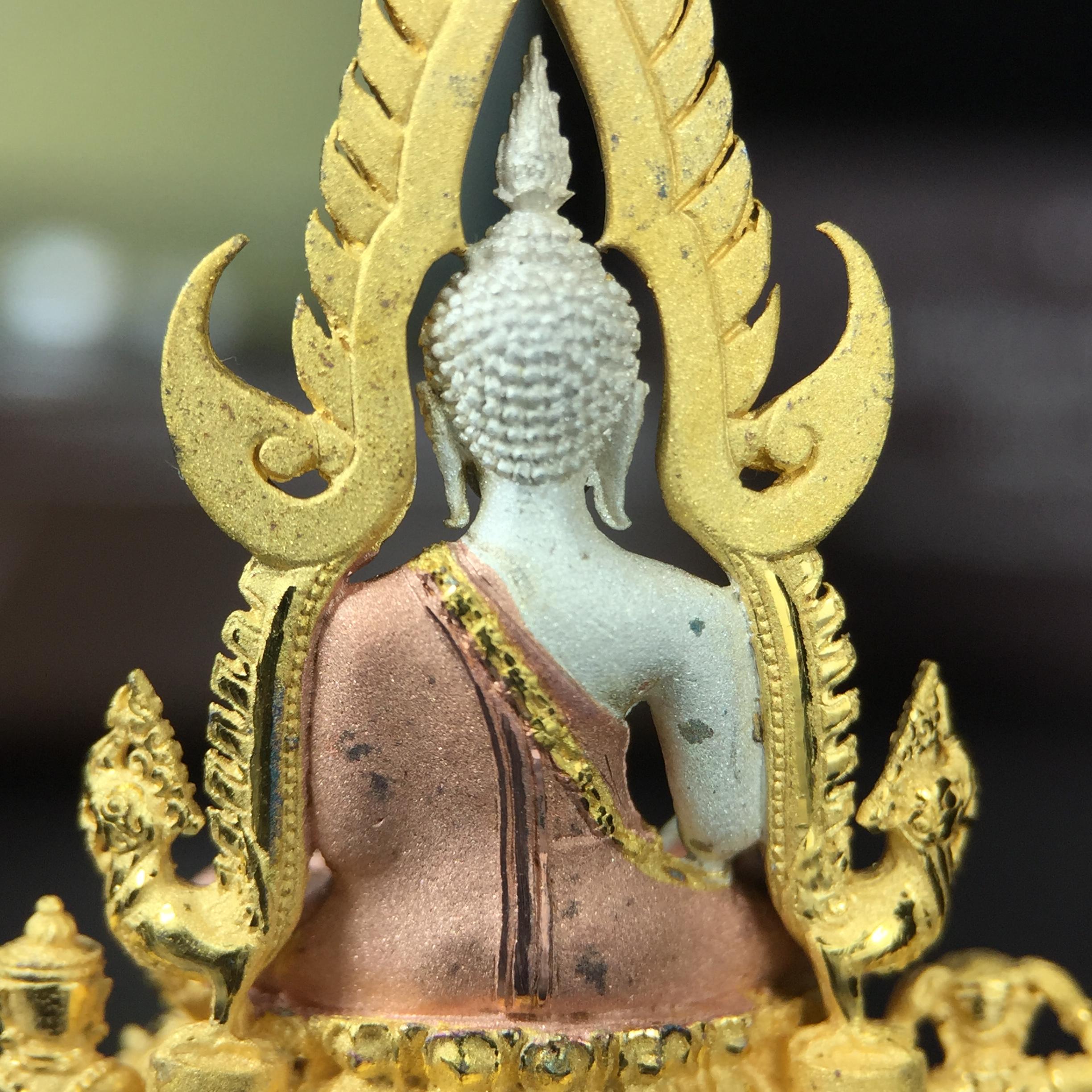 พระพุทธชินราช ภปร. โครงการ "เพราะแผ่นดินนี้ คือ แผ่นดินเกิด" ปี2548(รุ่นแรก) ลอยองค์ หน้าตัก 1/2 นิ้ว เนื้อเงินสามกษัตริย์ พุทธศิลป์งดงามทรงคุณค่า รุ่นยอดนิยม