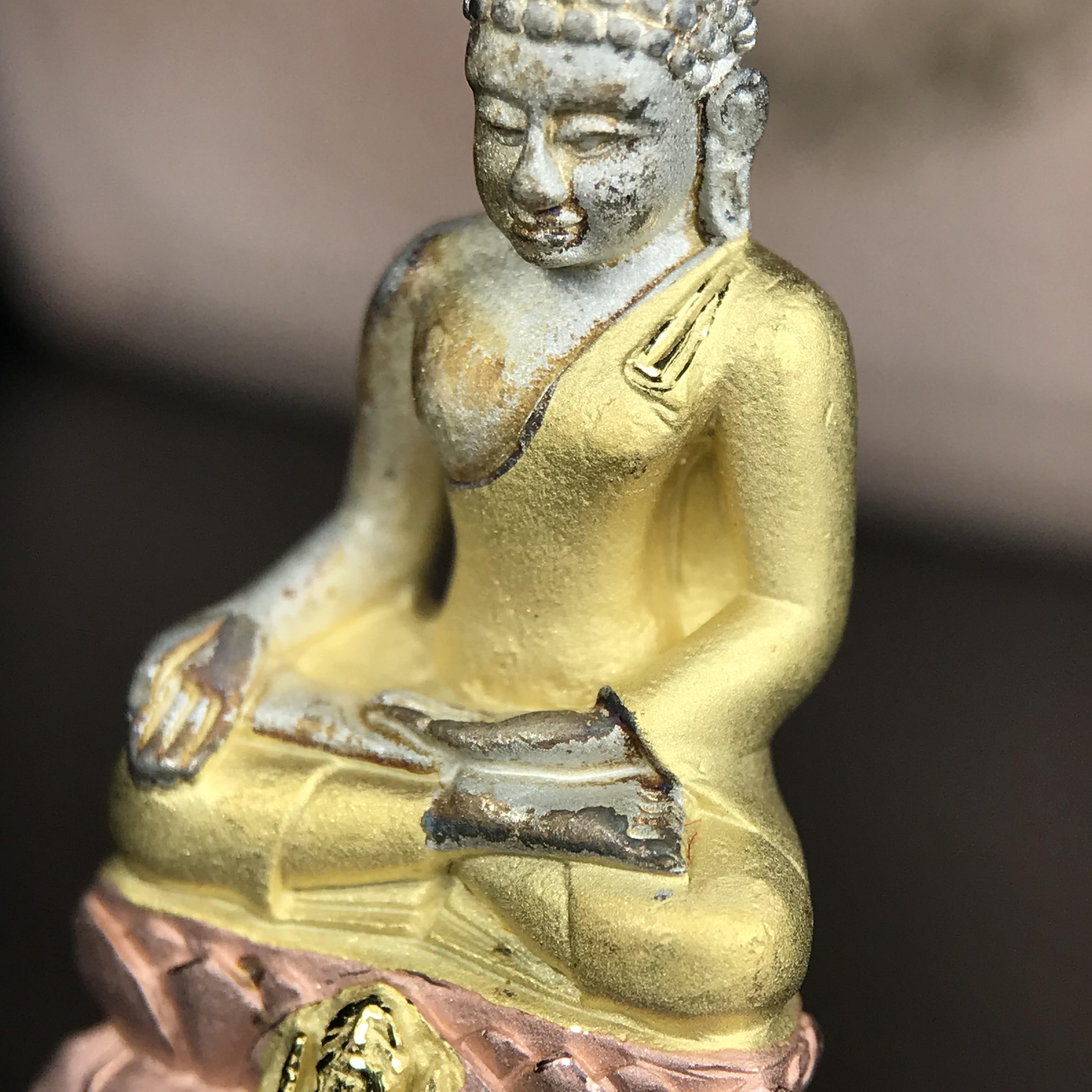 พระกริ่งไพรีพินาศ ตรากาญจนาภิเษกครองสิริราชสมบัติครบ 50 ปี รัชกาลที่9 ปี2540 เนื้อเงินสามกษัตริย์(ผิวเดิมสวย ครบ สมบูรณ์)พร้อมกล่องบรรจุเดิมครบ ชุดพระราชทาน(หายาก)(เข้มขลังทรงอานุภาพยิ่งใหญ่กำราบศัตรูพ่ายสิ้น พระไพรีพินาศ)(หายากพบเจอได้น้อยมาก)1ใน 539องค์