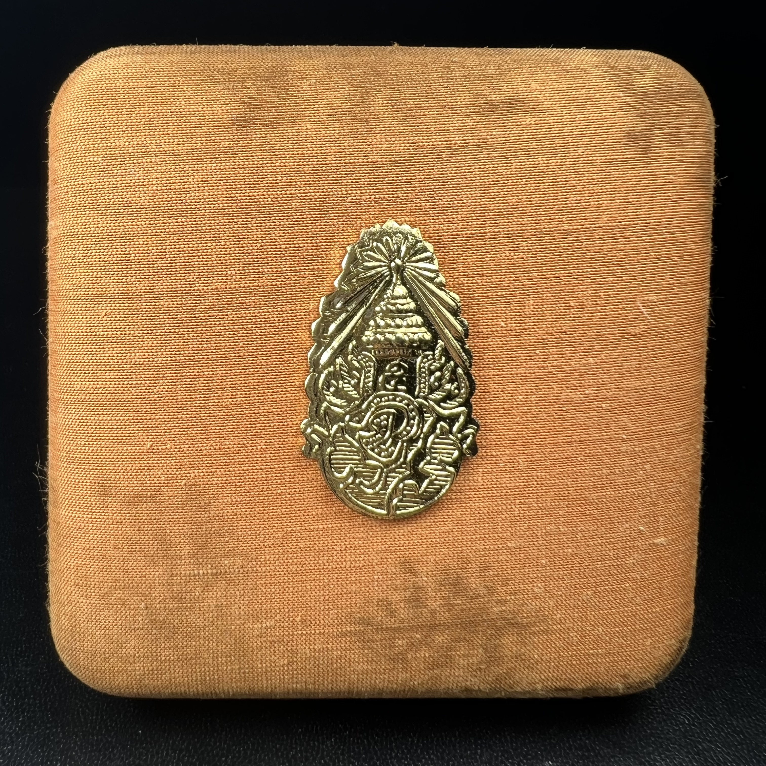 เหรียญรัชกาลที่ 5 หลัง 12 นักษัตริย์ รุ่นมหาลาภ ปี 2539 เนื้อเงินขัดเงา บล็อกนอก(เพิร์ธ)ออสเตรเรีย ขนาด 3.2 ซ.ม. กล่องบรรจุเดิมครบสมบูรณ์สวยงาม พิธีพุทธาภิเษก ณ.พระอุโบสถ วัดพระแก้ว สมเด็จพระญาณสังวร สมเด็จพระสังฆราช เป็นประธานพิธี