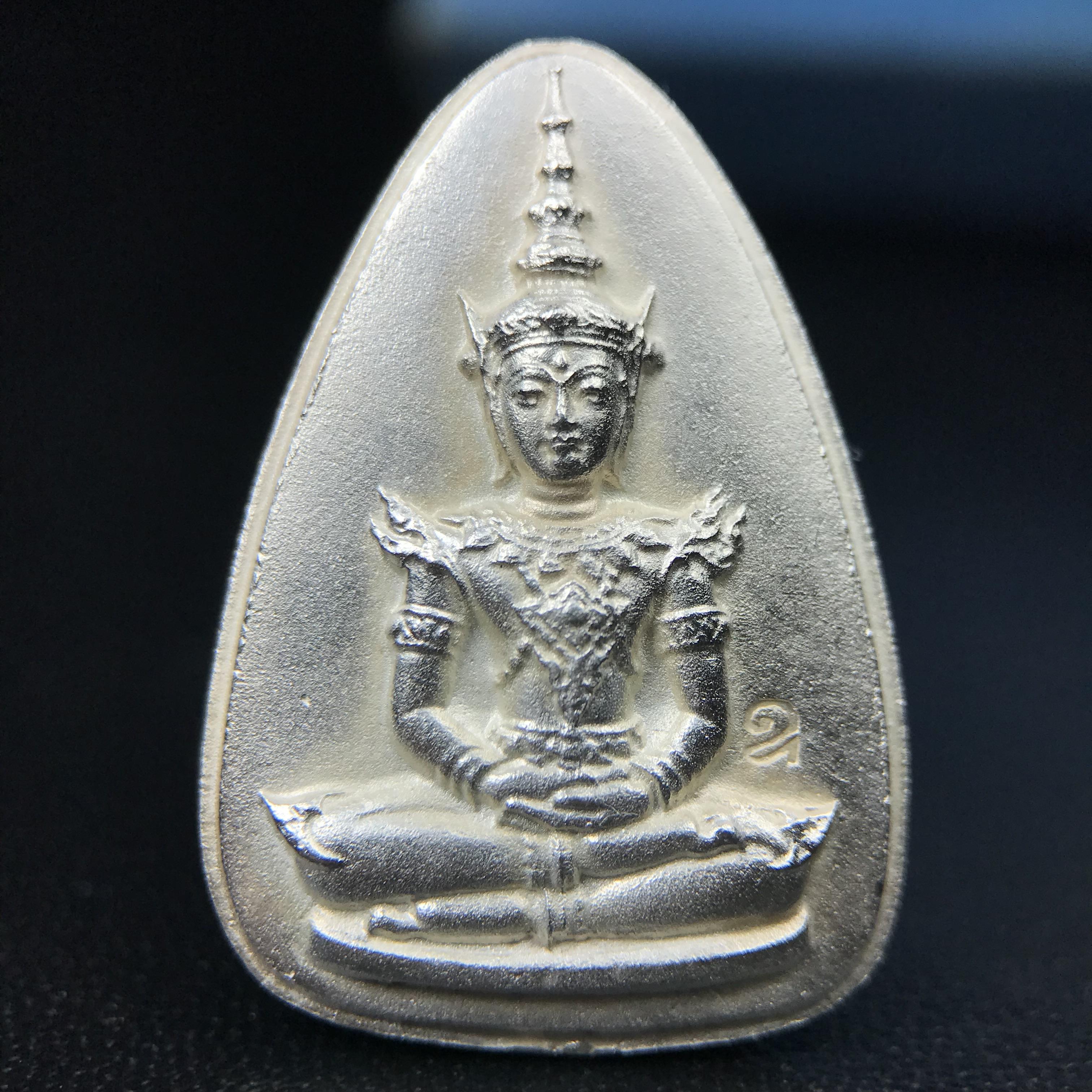 พระแก้วมรกต ญสส. สมเด็จพระญาณสังวร สมเด็จพระสังฆราช วัดบวรนิเวศวิหาร รุ่นมรดกไทย มรดกโลก พ.ศ.2536 จัดสร้างโดยมูลนิธิปริยัติศึกษา ในพระสังฆราชูปถัมภ์ เนื้อเงิน พิมพ์ใหญ่ขนาดสูง 3 ซ.ม. พร้อมกล่องบรรจุเดิมครบ