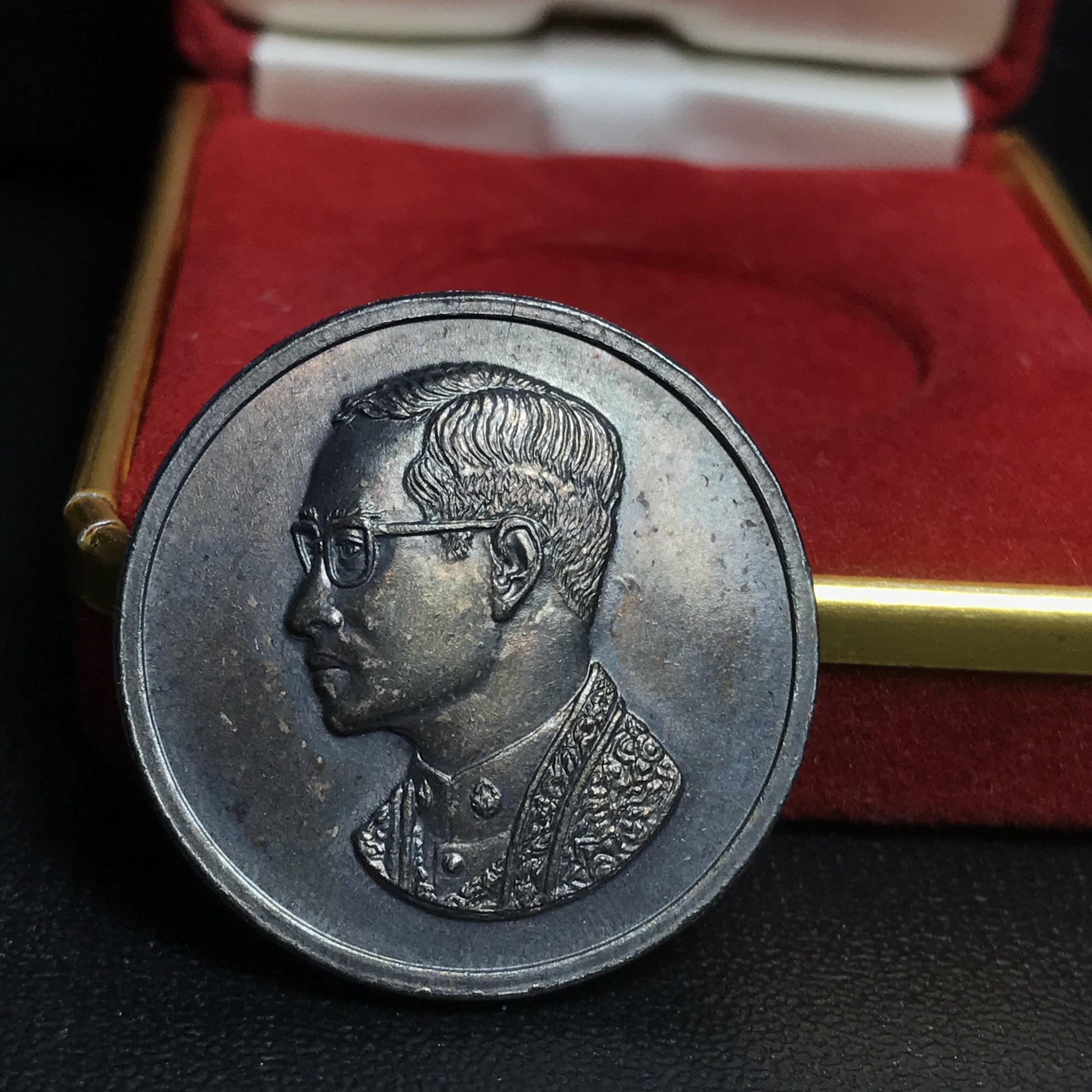 เหรียญพระบรมรูปคุ้มเกล้า รพ.ภูมิพล ปี2522 เนื้อเงิน พิมพ์ใหญ่ บล็อกนิยม คัดสภาพสวยผิวเดิมพร้อมกล่องเดิมยุคแรก(หายาก)