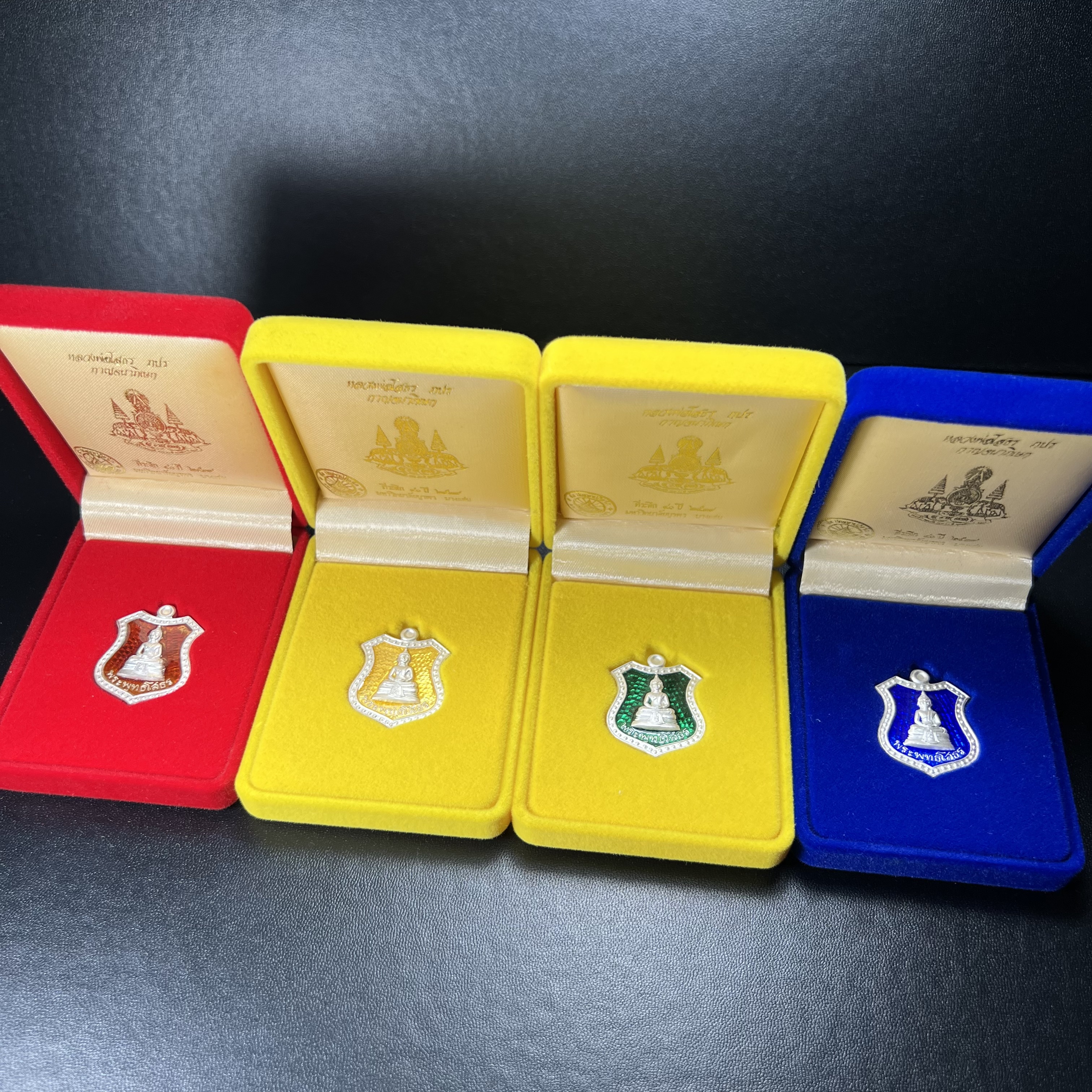 เหรียญหลวงพ่อโสธร ภปร. รุ่นกาญจนาภิเษก จัดสร้างในมงคลวโรกาสที่พระบาทสมเด็จพระเจ้าอยู่หัวรัชกาลที่9 เสด็จเถลิงถวัลย์สิริราชสมบัติ ครบ 50 ปี ในพุทธศักราช 2539 เนื้อเงินลงยา(สีแดง สีเหลือง สีน้ำเงิน สีเขียว)ครบชุดรวม 4 เหรียญ(พิธีใหญ่เข้มขลัง)1 ใน 9950 ชุด