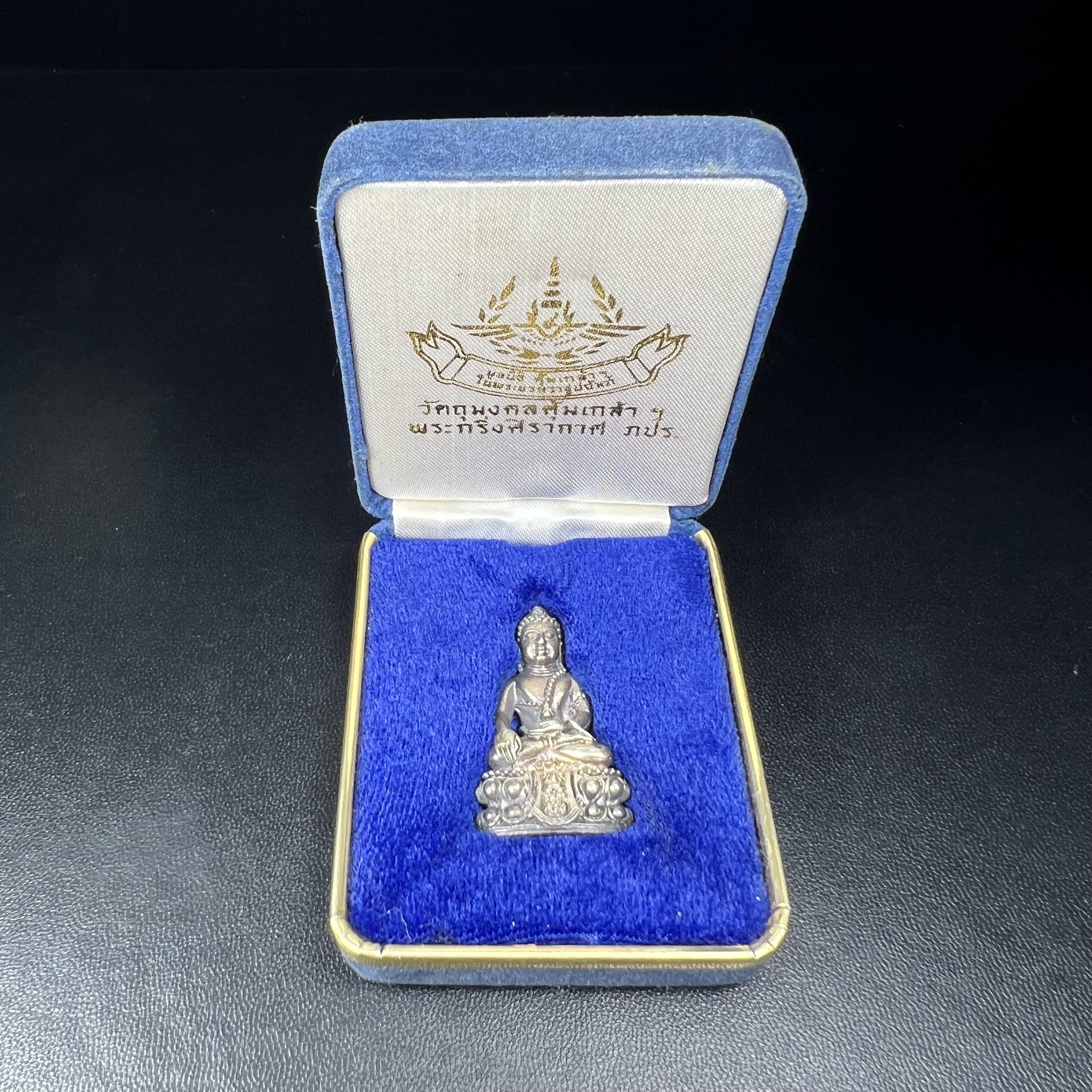 พระกริ่งศิรากาศ ภปร.(พระกริ่งคุ้มเกล้า)วัตถุมงคล"คุ้มเกล้าฯ" มูลนิธิ “คุ้มเกล้า” ในพระบรมราชูปถัมภ์ จัดสร้าง โรงพยาบาลภูมิพล เนื้อเงิน(พิมพ์หน้าไทย)(สภาพผิวเดิมขึ้นน้ำทองรุ้งๆทั่วองค์สวยมาก มาพร้อมกล่องบรรจุเดิมแบบนี้หายาก)(รัชกาลที่9เสด็จเททอง)