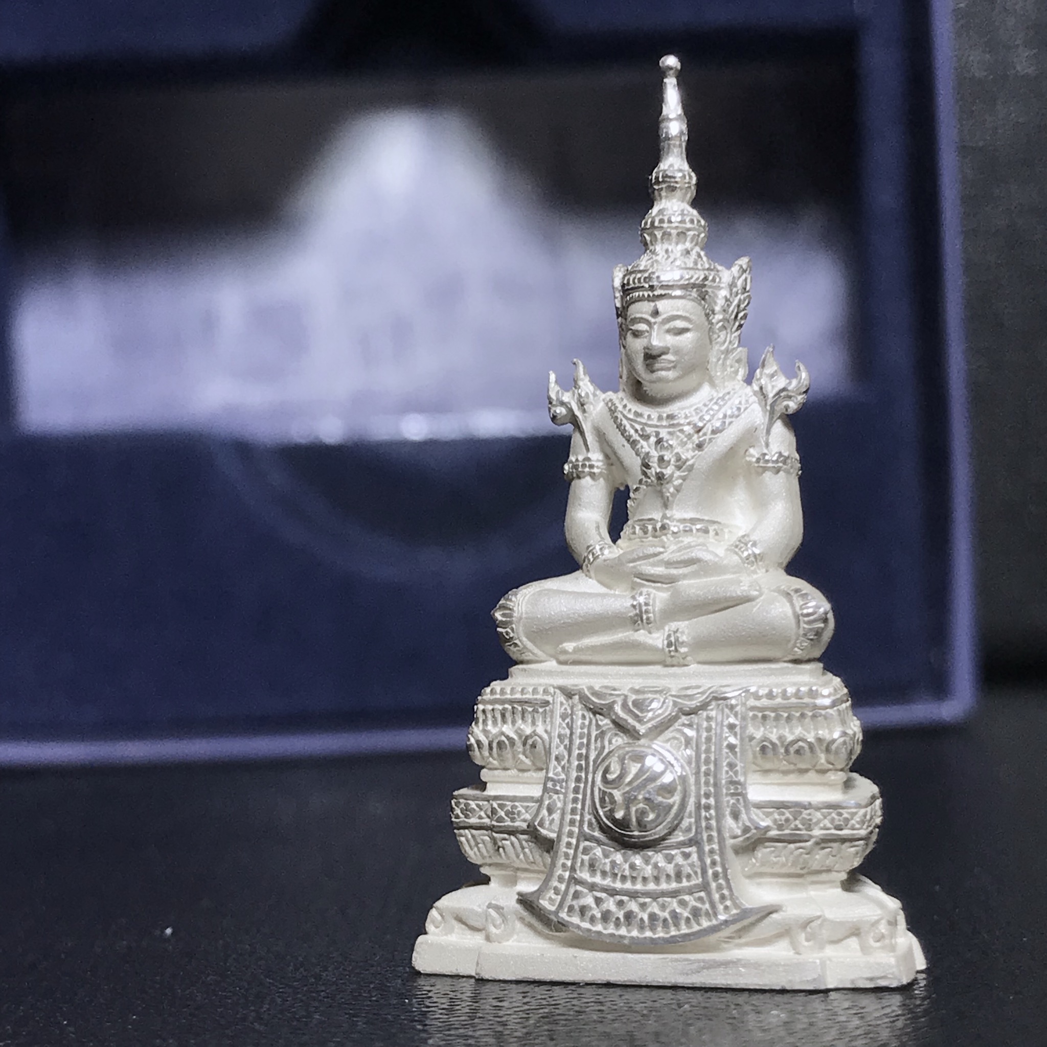 พระแก้วมรกต ภปร.หน้าตัก 1/2 นิ้ว จัดสร้างโดย รพ.ภูมิพลฯ ปี2547 ลอยองค์เนื้อเงิน(1ใน3000องค์)(หายาก)สภาพสวยครบสมบูรณ์