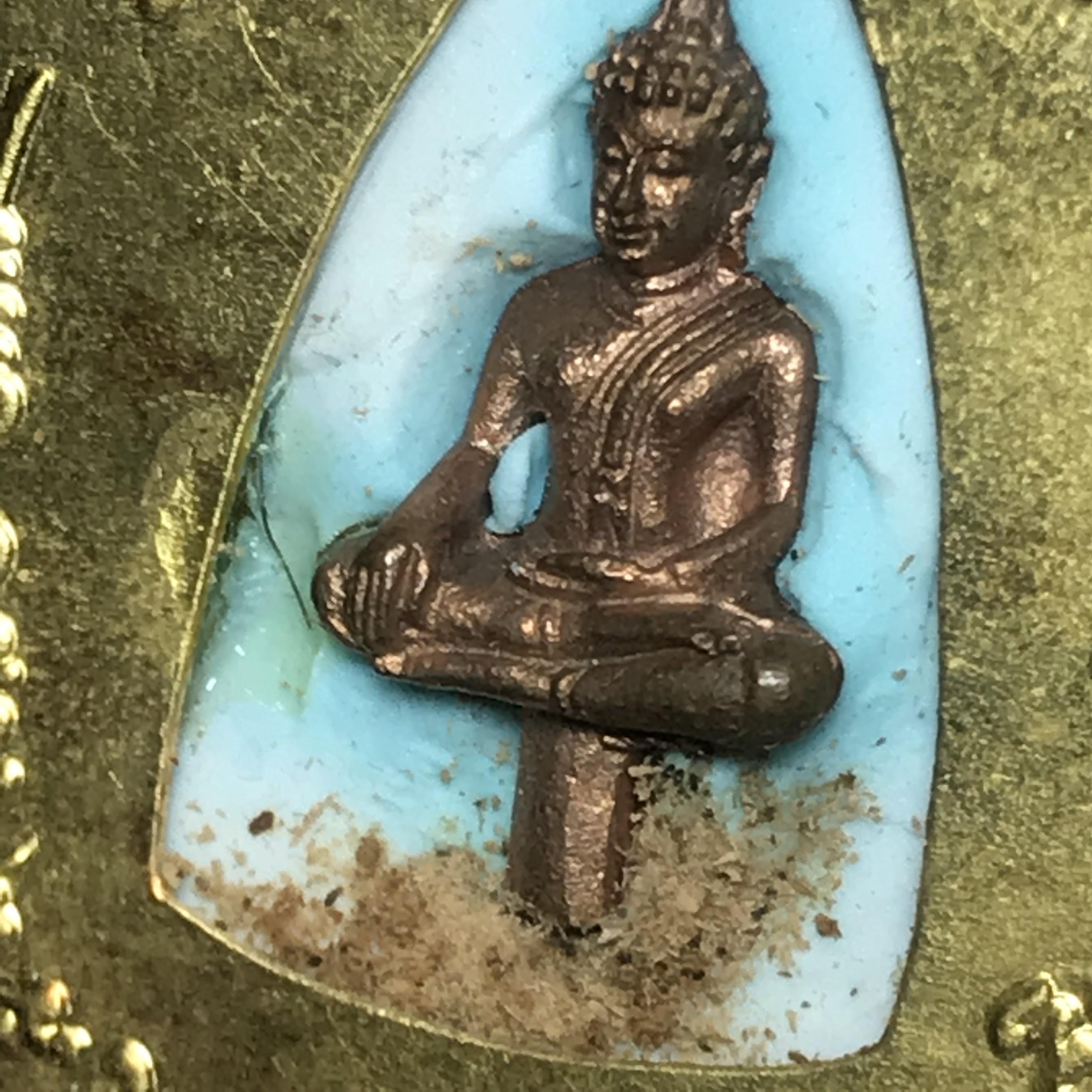 ล็อกเกตในหลวงรัชกาลที่9 ที่ระลึกครบ 25 ปี มูลนิธิศรีรัตนโกสินทร์ วัดสุทธาราม พ.ศ. 2550 พิมพ์ทรงวงรีรูปไข่ใหญ่ ฉากสีทอง หลังปิดแผ่นทองคำ ฝังพระยอดธง บรรจุมวลสารจิตรลดาและเกศาในหลวง ร.9 (หมายเลข 3)(นัมเบอร์สวยเลขตัวเดียว)(นิยมหายากสุด)(1 ใน 422 องค์)