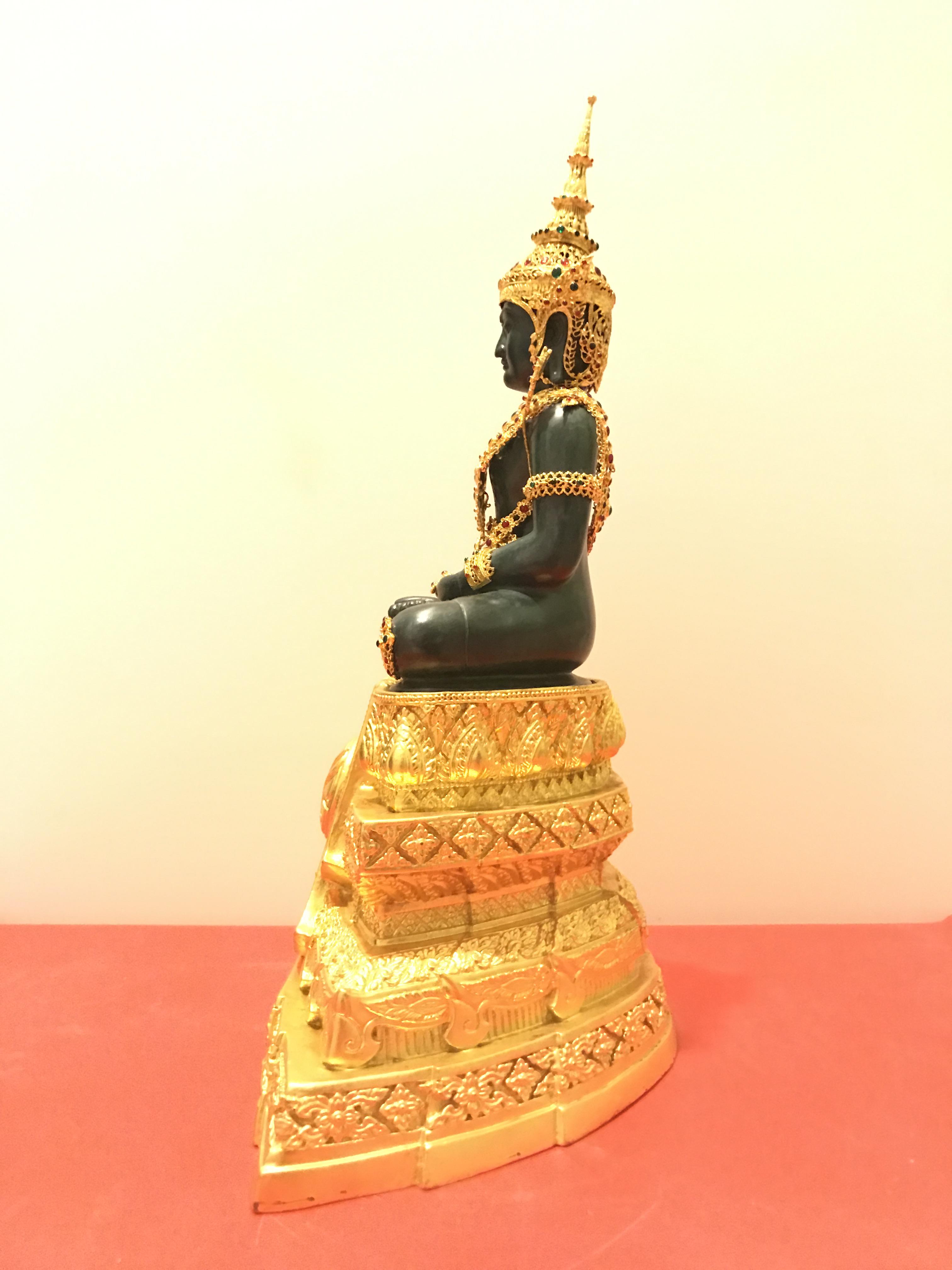 พระพุทธมหามณีรัตนปฏิมากร จำลอง (พระแก้วมรกต) ขนาดบูชาหน้าตัก 5 นิ้ว ตราสัญลักษณ์ ภ.ป.ร. รุ่นแรก ปี2547 เนื้อนวโลหะเคลือบสีเขียว(เครื่องทรงนวโลหะชุบทองไมครอน)