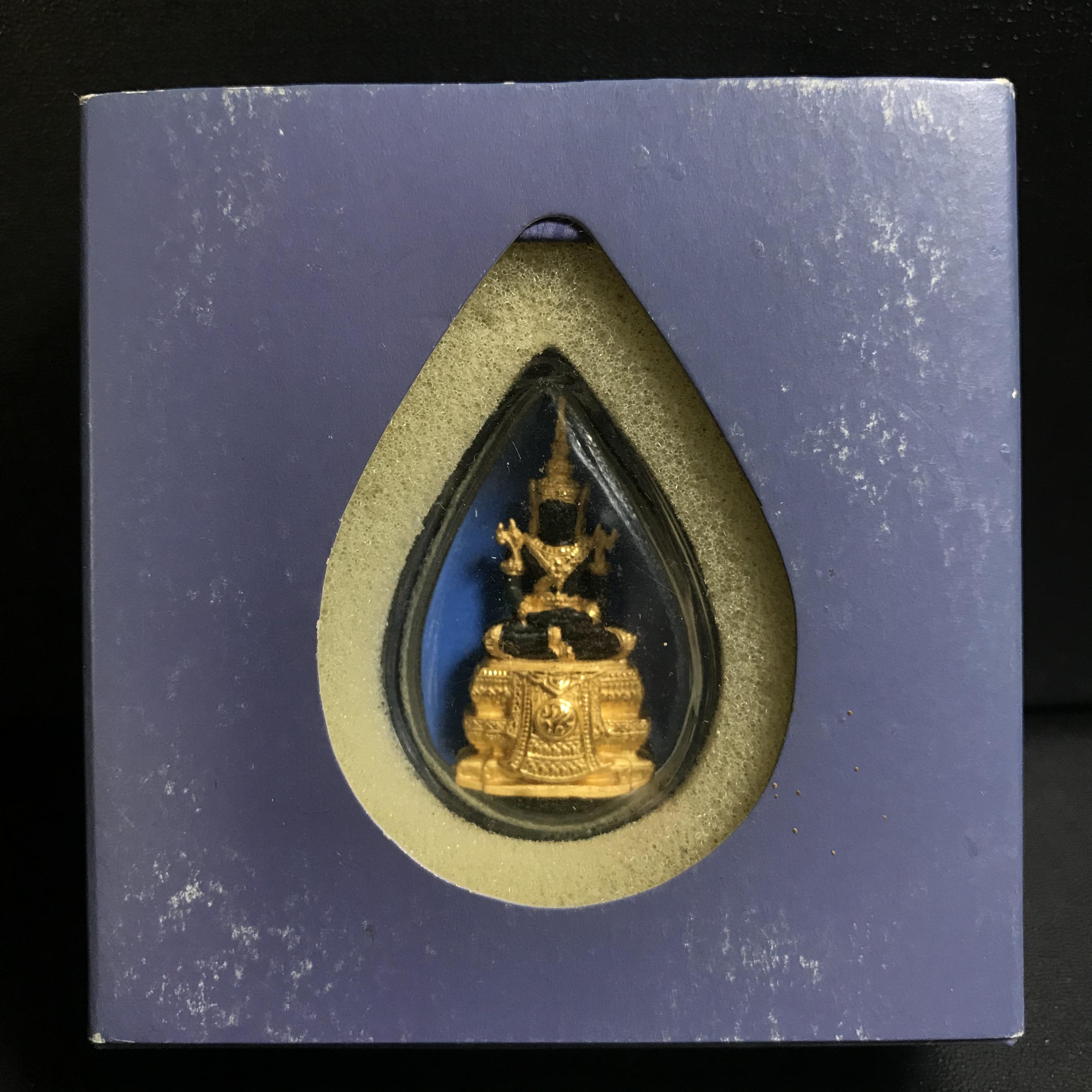 พระแก้วมรกต ภปร. ปี2547 จัดสร้างโดย รพ.ภูมิพลฯ เนื้อเรซิ่นหุ้มทองคำลอยองค์ หน้าตัก 1/2 นิ้ว