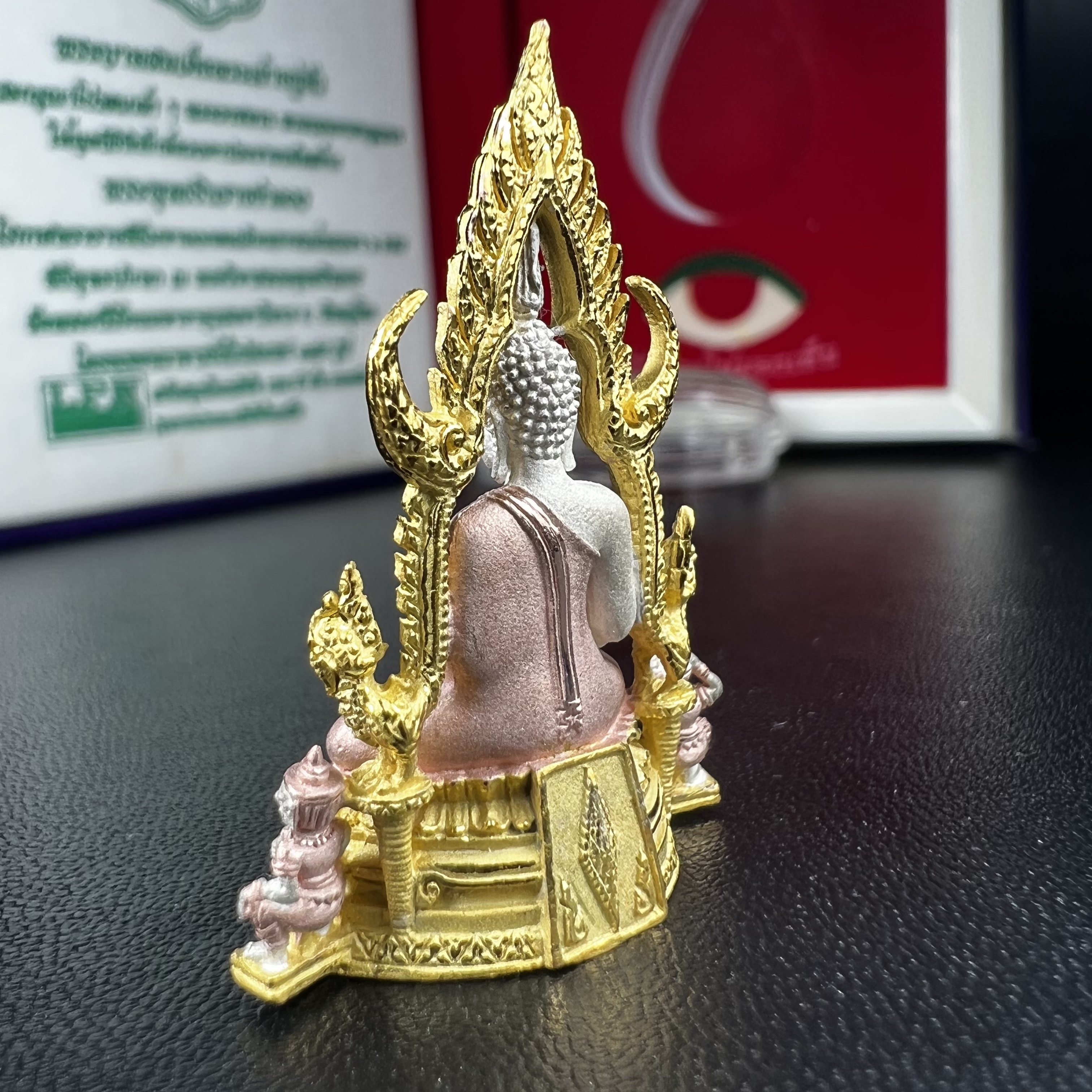 พระพุทธชินราช ภปร. ในวโรกาสพระราชพิธีมหามงคล เฉลิมพระชนมายุ6รอบ 5ธันวาคม2542 มูลนิธิพิทักษ์ดวงตาประชาชน จัดสร้าง เนื้อเงินแบบสามกษัตริย์ขัดเงาบางส่วน พิมพ์ใหญ่ ขนาดสูง 3.4 ซม. พร้อมกล่องบรรจุเดิม