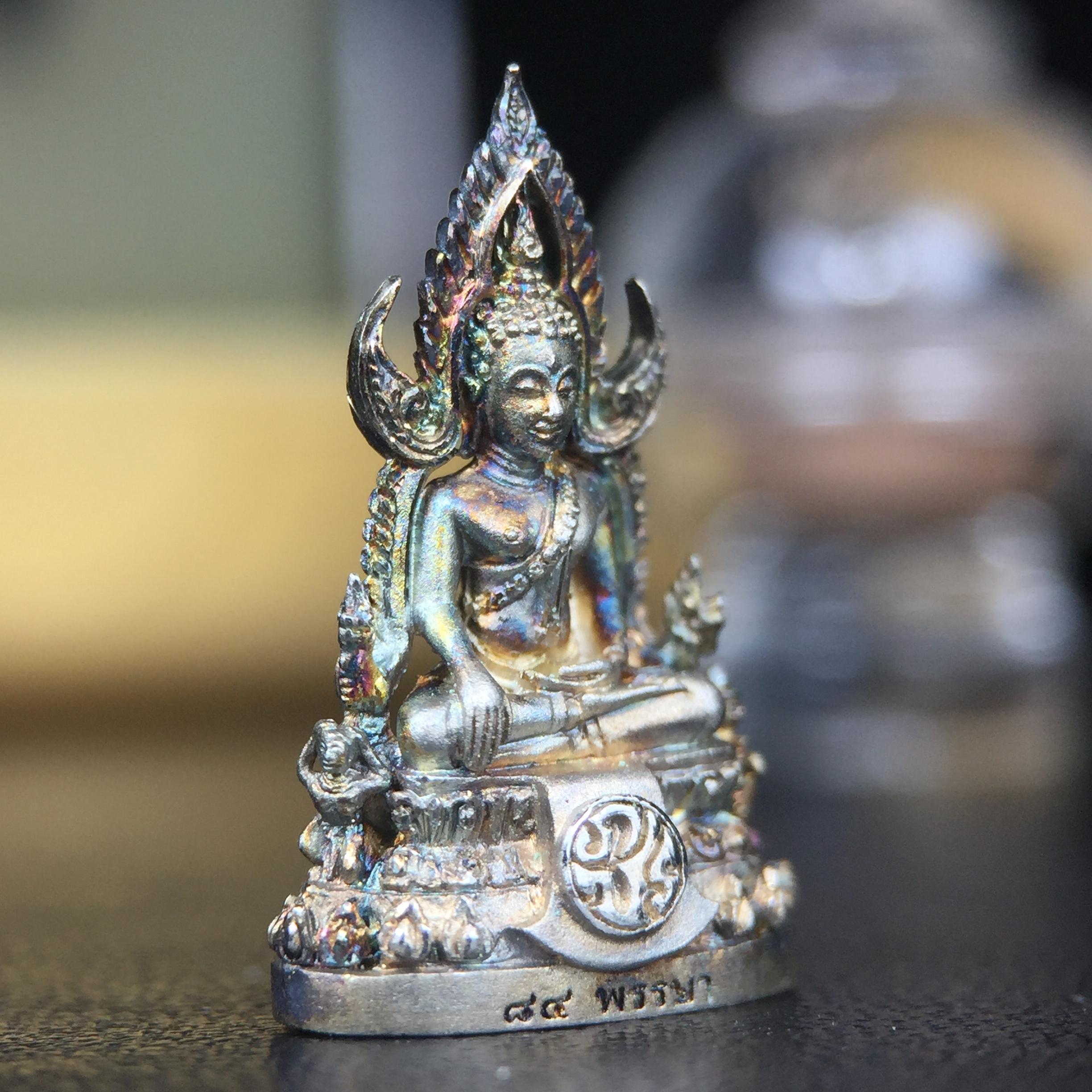 พระพุทธชินราช(จำลอง) ภปร. 84 พรรษา เนื้อเงินชุบทองคำขาว พิมพ์เล็กขนาดหน้าตัก 1/4 นิ้ว (สภาพผิวเดิมสวย ขึ้นสีรุ้งธรรมชาติ แบบนิยม)(พระราชทานมวลสาร จิตรลดาและเส้นพระเจ้า(เส้นผม))พุทธศิลป์ทรงคุณค่าอีกหนึ่งรุ่นยอดนิยม