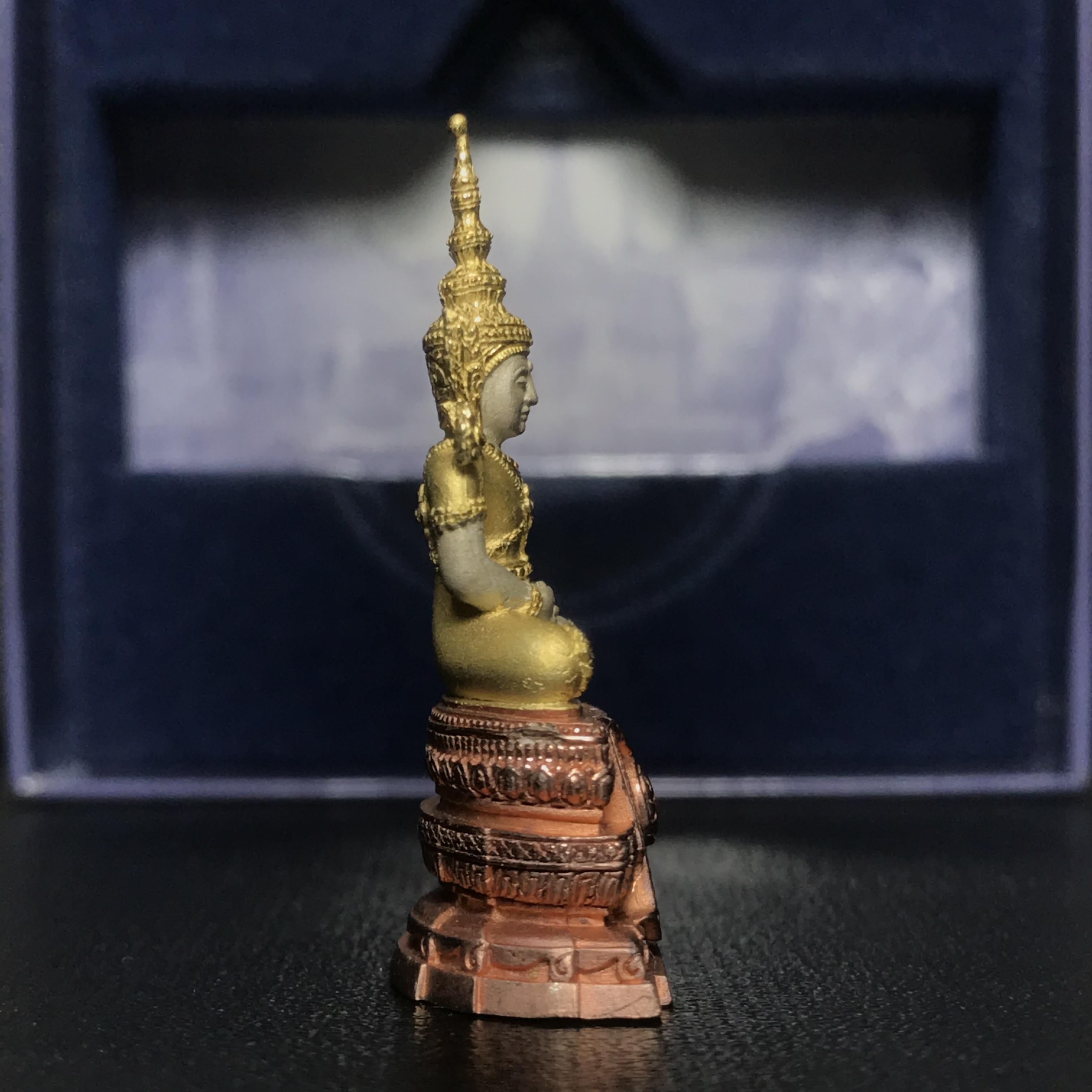 พระแก้วมรกต ภปร. ปี2547 จัดสร้างโดย รพ.ภูมิพลฯ เนื้อเงิน (3 กษัตริย์)ลอยองค์ หน้าตัก 1/2 นิ้ว(1ใน3000องค์)