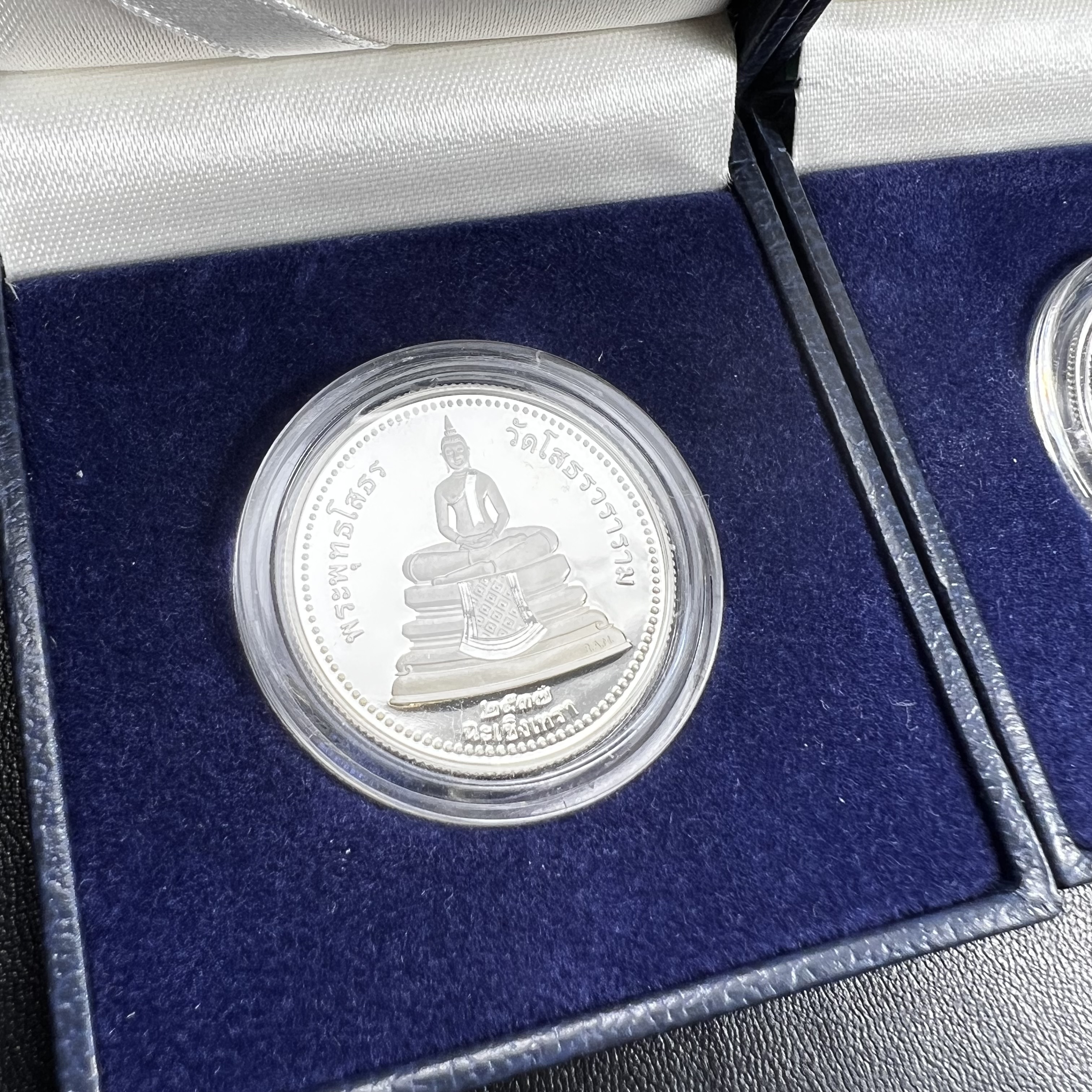 เหรียญพระพุทธโสธร 2 หน้า วัดโสธรวรารามวรวิหาร จ.ฉะเชิงเทรา ปี 2537เนื้อเงินขัดเงาสองหน้า ขนาด 2.8 ซ.ม. บล็อกนอก ผลิตที่โรงกษาปณ์ Royal Australian Mint ประเทศออสเตรเลีย พร้อมกล่องบรรจุเดิม สภาพสวย