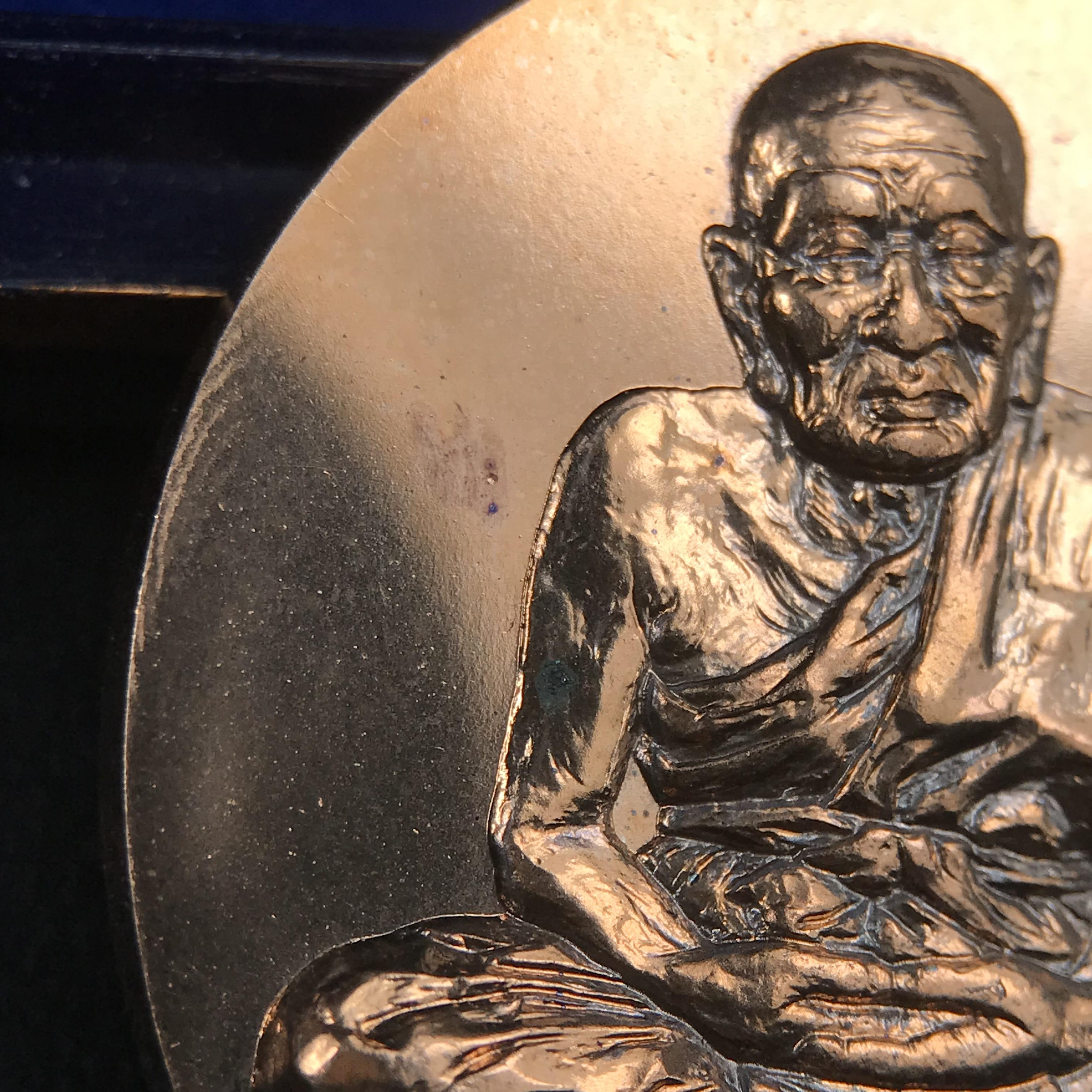 หลวงพ่อทวด พระนามาภิไธย สก. วัดห้วยมงคล จ.ประจวบคีรีขันธ์ ปี 2544(รุ่นแรก) เหรียญเนื้อนวโลหะ(Thai Bonze) ผลิตโดยโรงกษาปณ์ โมเน่ร์เดอปารีส ประเทศฝรั่งเศส สวยงดงามสภาพสวยกล่องใบรับรองครบสมบูรณ์(คุ้มครองแคล้วคลาด พิธีใหญ่) องค์หมายเลข 1807 (1 ใน 2999 เหรียญ)