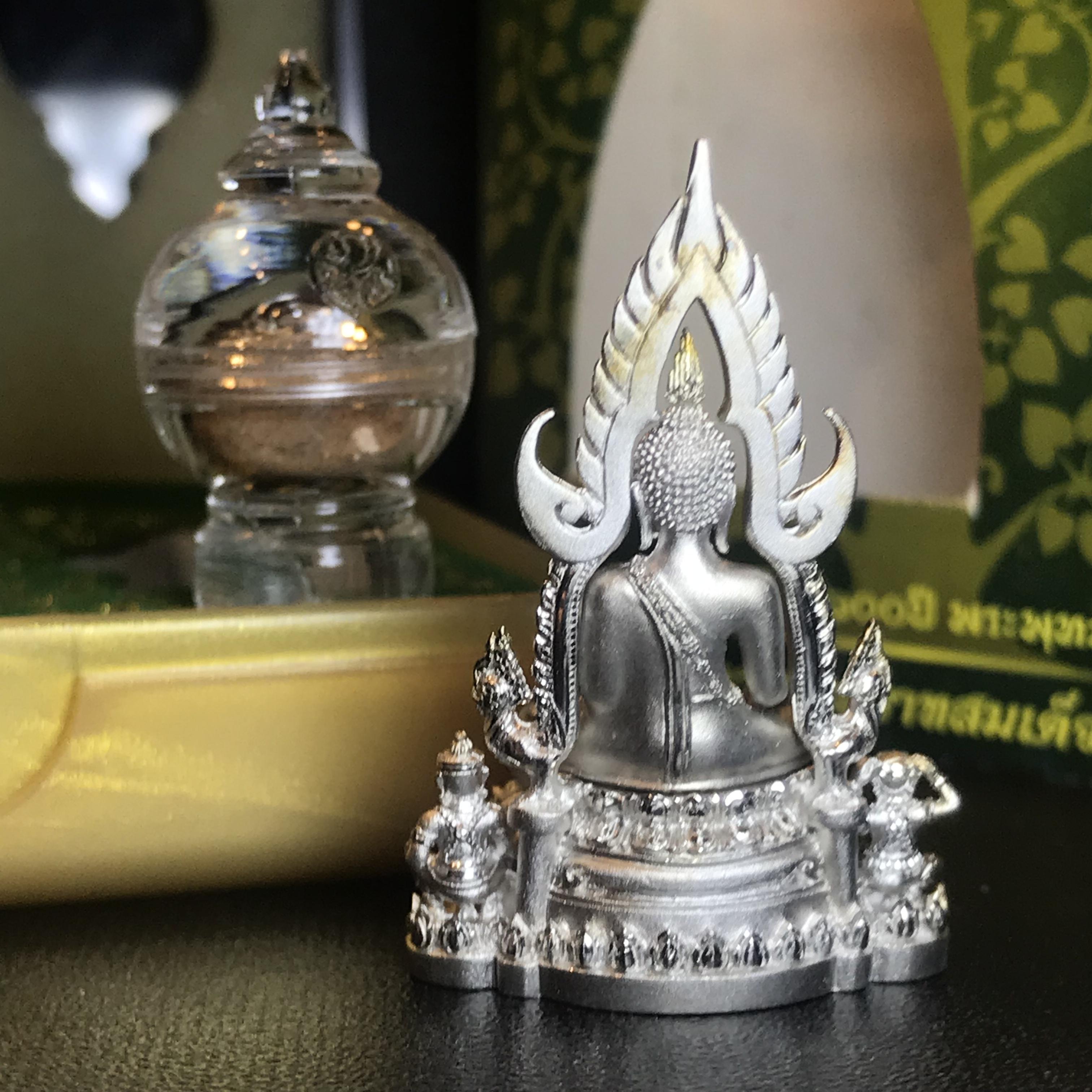 พระพุทธชินราช(จำลอง) ภปร. 84 พรรษา เนื้อเงินชุบทองคำขาว พิมพ์กลางขนาดหน้าตัก 1/2 นิ้ว(1ใน5000องค์) )(พระราชทานมวลสาร จิตรลดาและเส้นพระเจ้า(เส้นผม)รัชกาลที่9)